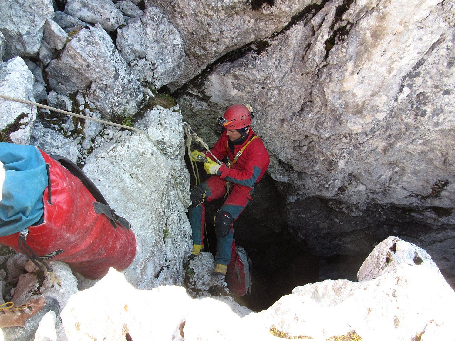 Ein Retter am unscheinbaren Eingang der über 1.000 Meter tiefen Riesending-Höhle. Ein Retter am unscheinbaren Eingang der über 1.000 Meter tiefen Riesending-Höhle.