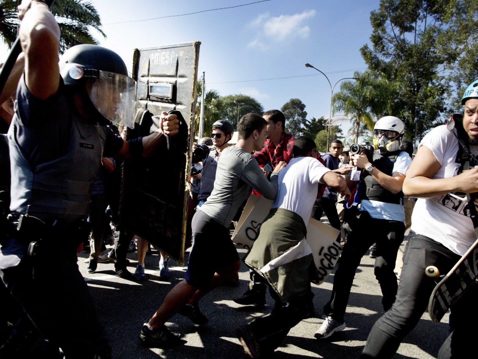 Schwer bewaffnet und mit Schutzschildern rückte die Polizei in Sao Paulo gegen Demonstranten vor. Schwer bewaffnet und mit Schutzschildern rückte die Polizei in Sao Paulo gegen Demonstranten vor.