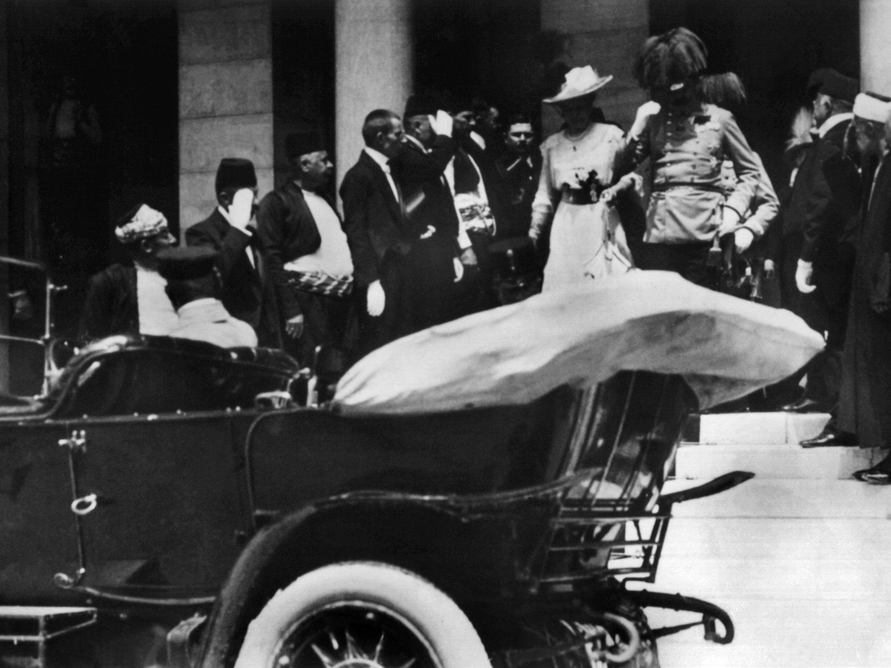 Das österreichische Thronfolgerpaar wenige Augenblicke vor dem tödlichen Attentat am 28.06.1914 Das österreichische Thronfolgerpaar wenige Augenblicke vor dem tödlichen Attentat am 28.06.1914