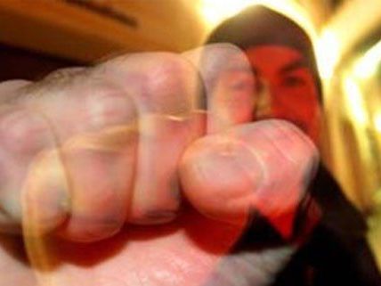 Ein 18-Jähriger hat am Samstag zwei Männer verletzt. Ein 18-Jähriger hat am Samstag zwei Männer verletzt.