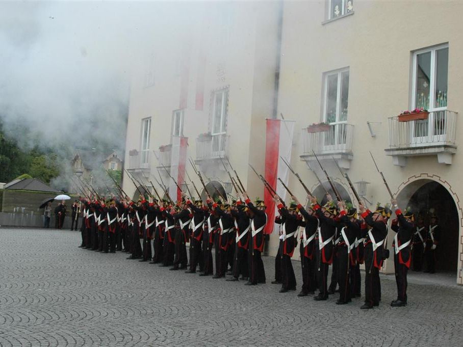 Beim Ehrensalut löste sich frühzeitig ein "Schuss". (das Bild zeigt einen ähnlichen Salut in Hörbranz) Beim Ehrensalut löste sich frühzeitig ein "Schuss". (das Bild zeigt einen ähnlichen Salut in Hörbranz)