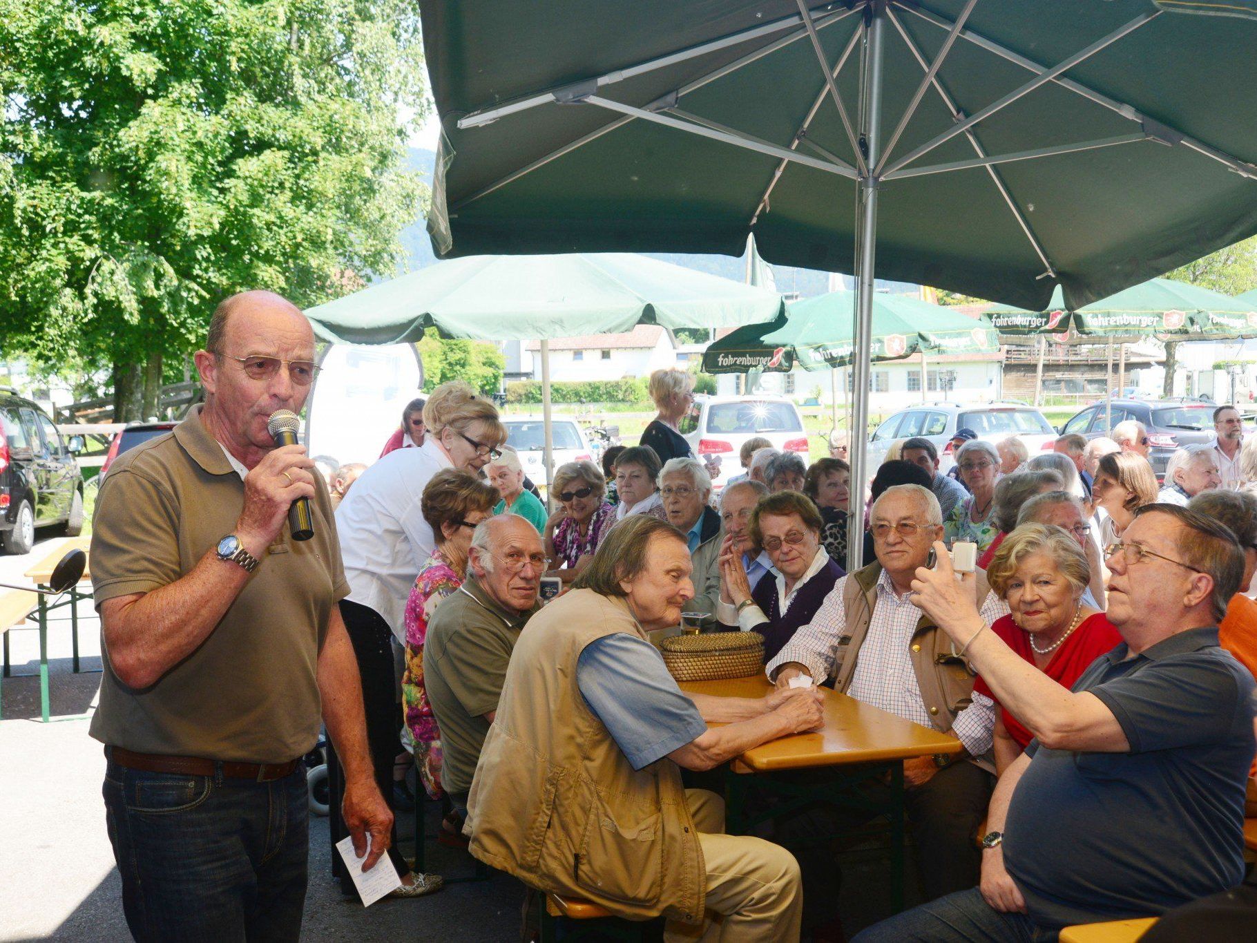 Obmann Gottfried Schröckenfuchs beim Sommerfest der Seniorenbörse.