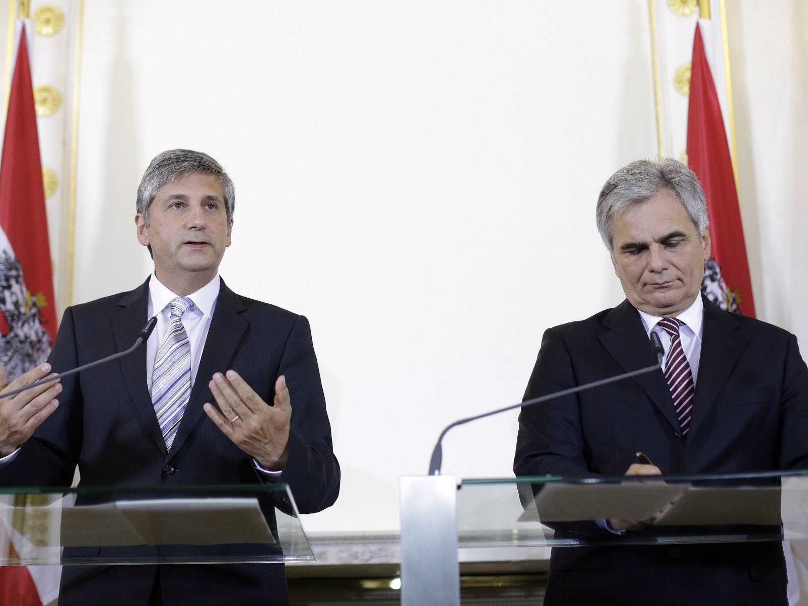 Faymann und Spindelegger präsentieren das Hypo-Sondergesetz. Faymann und Spindelegger präsentieren das Hypo-Sondergesetz.