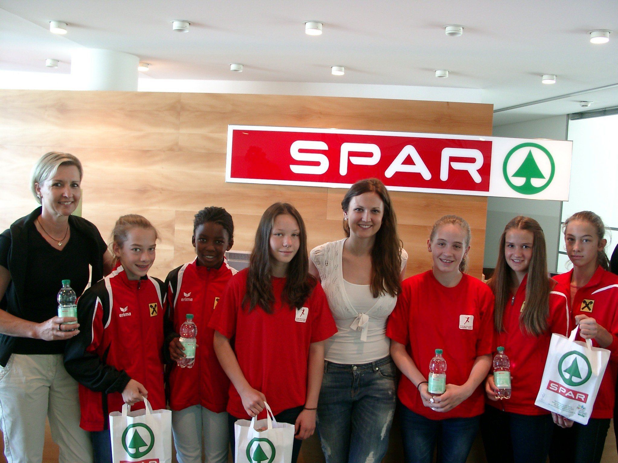 Die SMS Hohenems mit Lehrerin Renate Moosmann und Schülerinnen zu Besuch bei SPAR Vorarlberg mit Judith Bertignoll Die SMS Hohenems mit Lehrerin Renate Moosmann und Schülerinnen zu Besuch bei SPAR Vorarlberg mit Judith Bertignoll