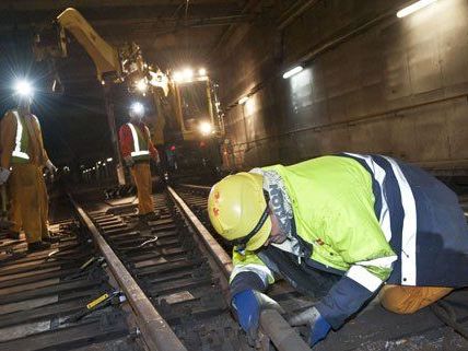 Auf der Linie U6 muss eine Weiche getauscht werden. Auf der Linie U6 muss eine Weiche getauscht werden.