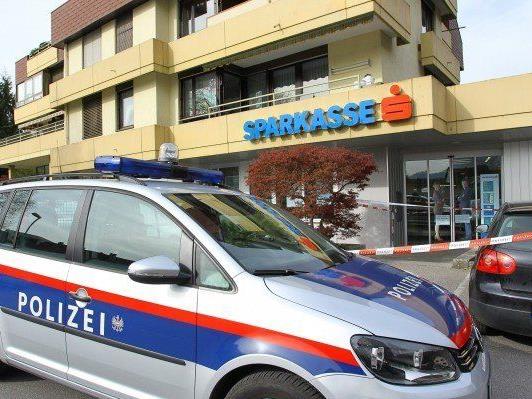40-Jähriger überfiel Sparkasse in Feldkirch mit Messer und erbeutete 18.000 Euro.