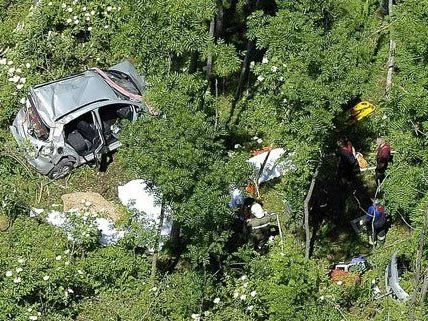 Vier Menschen starben bei einem Fahrzeugabsturz in NÖ. Vier Menschen starben bei einem Fahrzeugabsturz in NÖ.