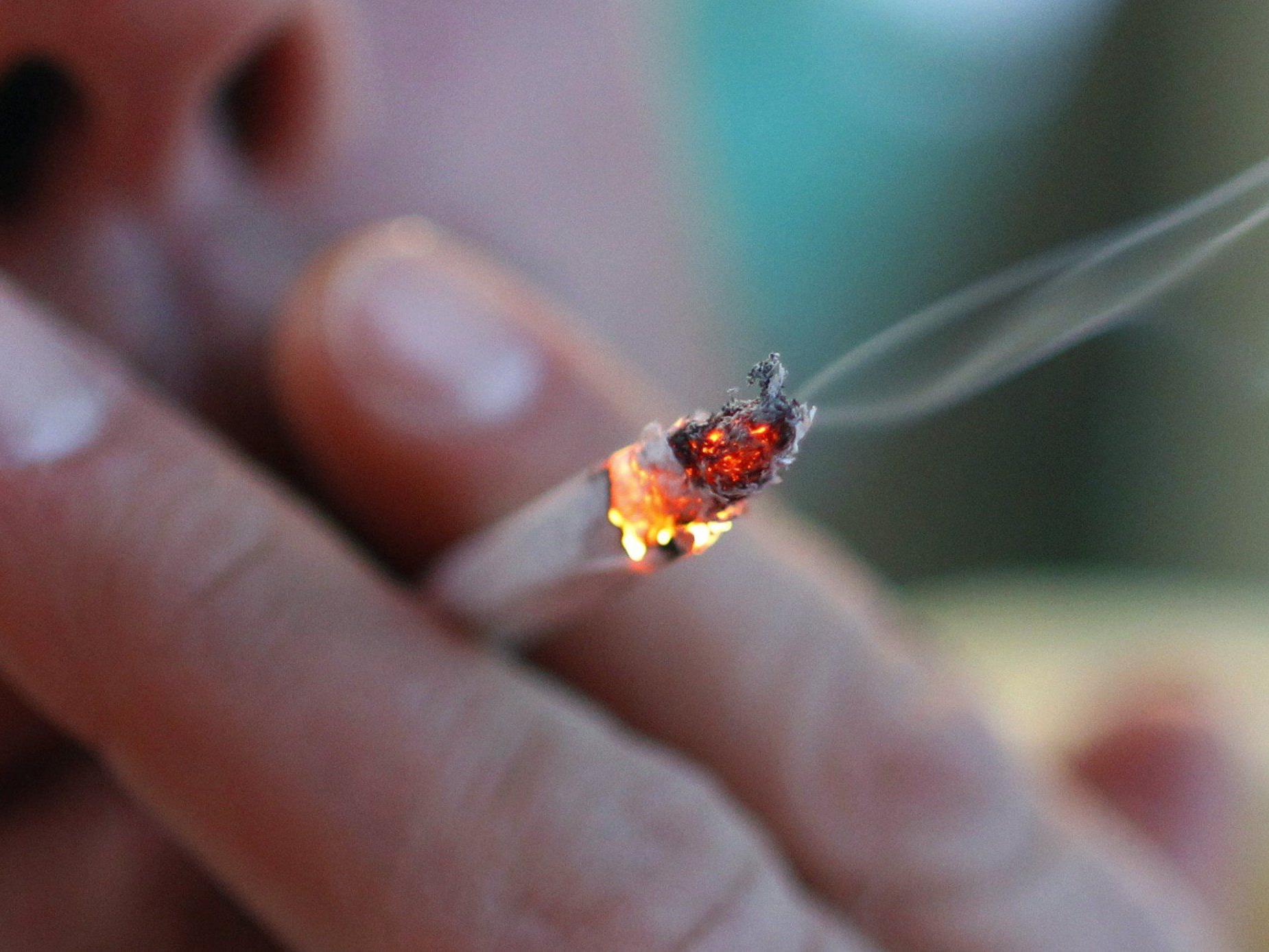 Weggeworfene Zigarette setzt Ladung von PicUp in Brand.
