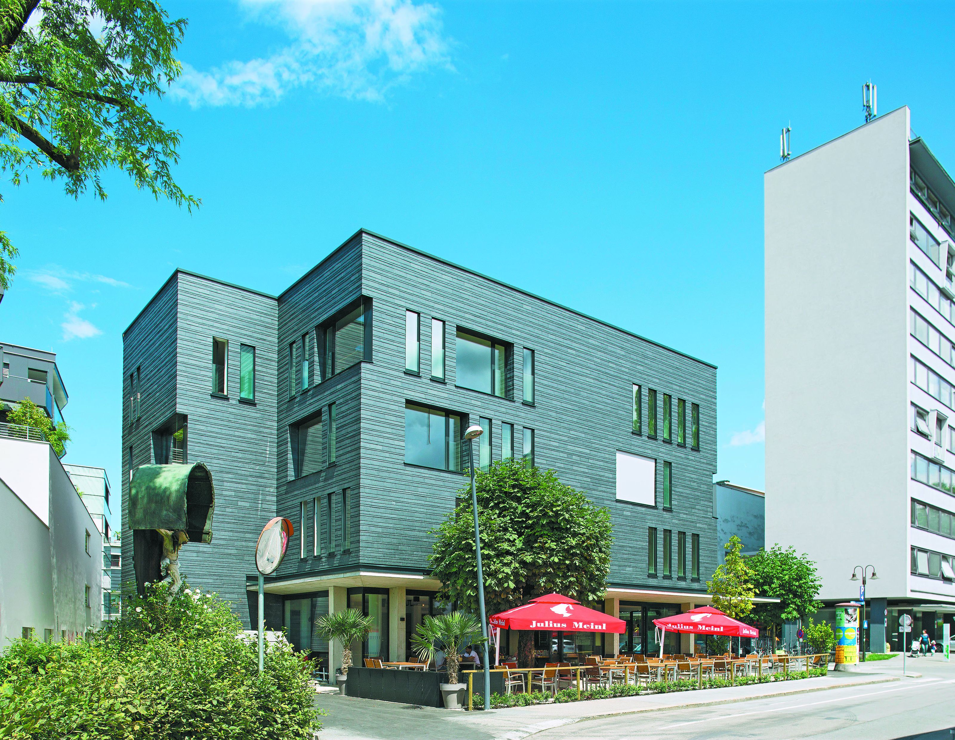 Neue Stadt – Fußgänger und Konsument werden allseits bedient. Neue Stadt – Fußgänger und Konsument werden allseits bedient.