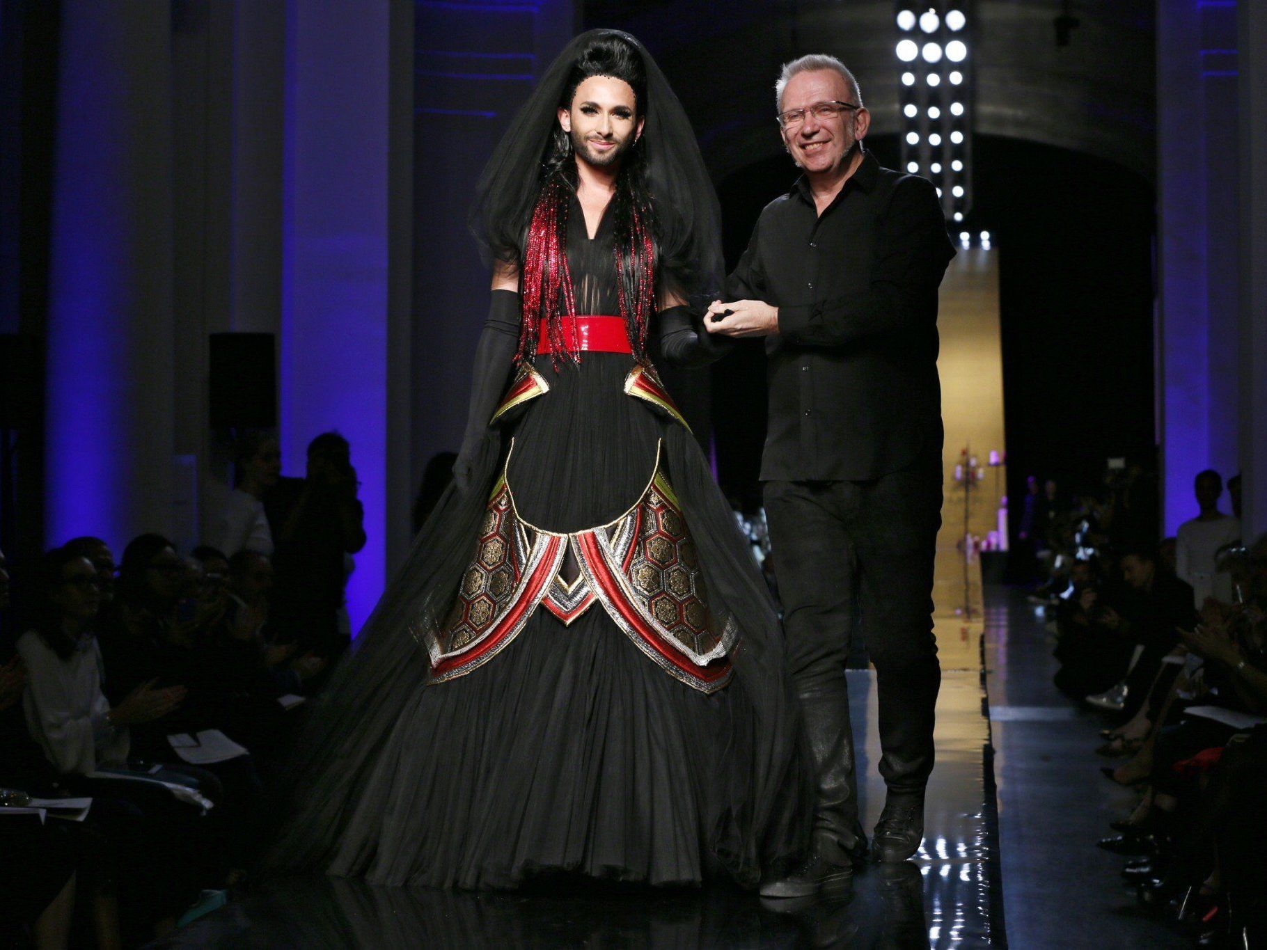 Conchita Wurst als krönender Abschluss bei Jean Paul Gaultier in Paris. Conchita Wurst als krönender Abschluss bei Jean Paul Gaultier in Paris.