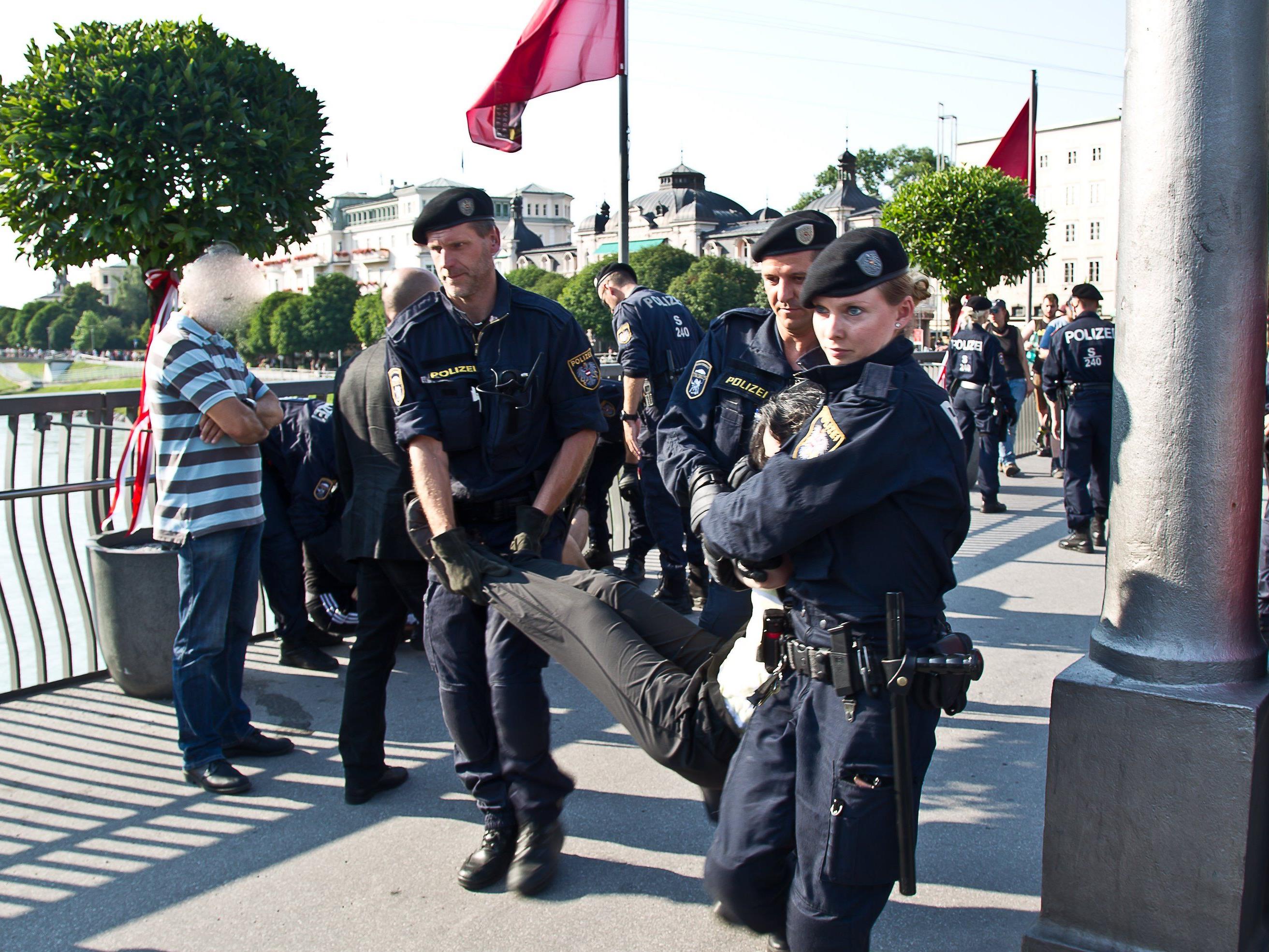 Zu mehreren Festnahmen kam es beim "1000-Kreuze-Marsch" am Freitag.