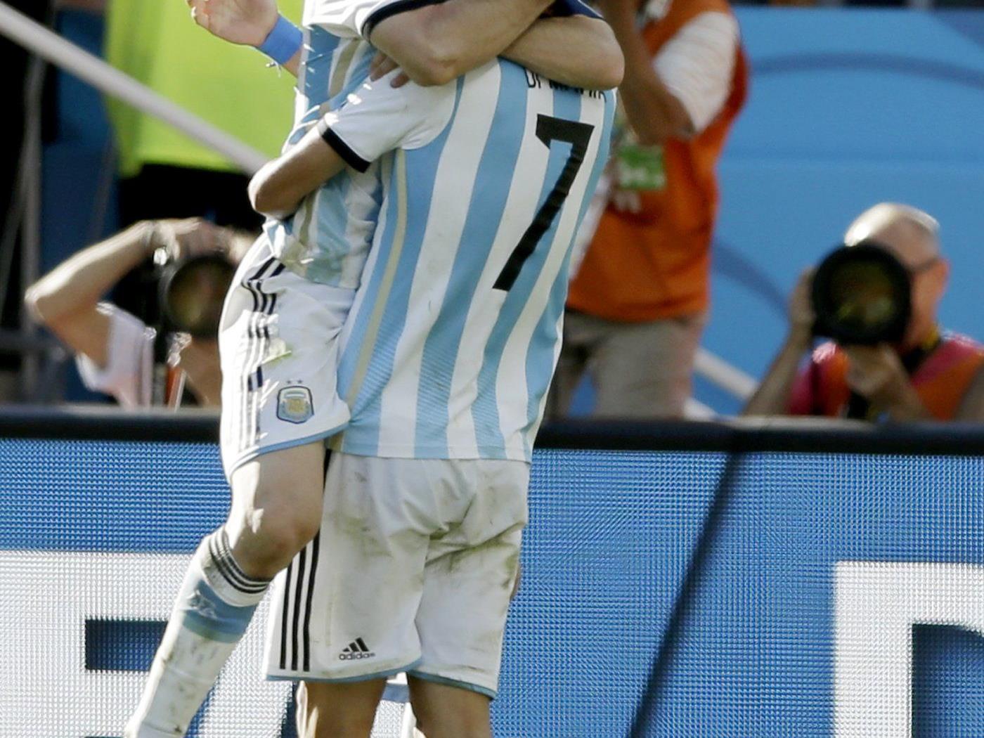 Messi jubelt mit Siegtorschütze Di Maria.