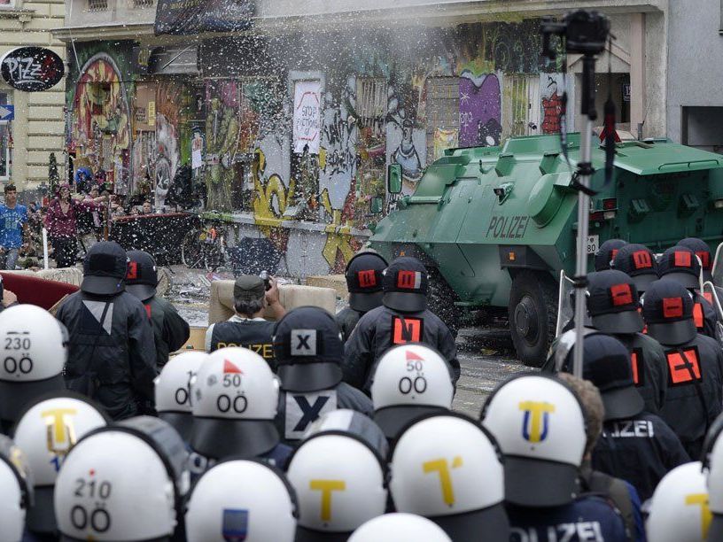 Alle Bilder zur Räumung der "Pizzeria Anarchia" Alle Bilder zur Räumung der "Pizzeria Anarchia"