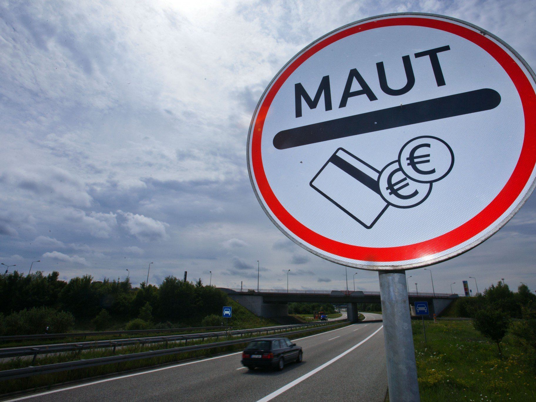 Vorschlag einer deutschen Pkw-Maut für Ausländer soll gründlich geprüft werden. Vorschlag einer deutschen Pkw-Maut für Ausländer soll gründlich geprüft werden.