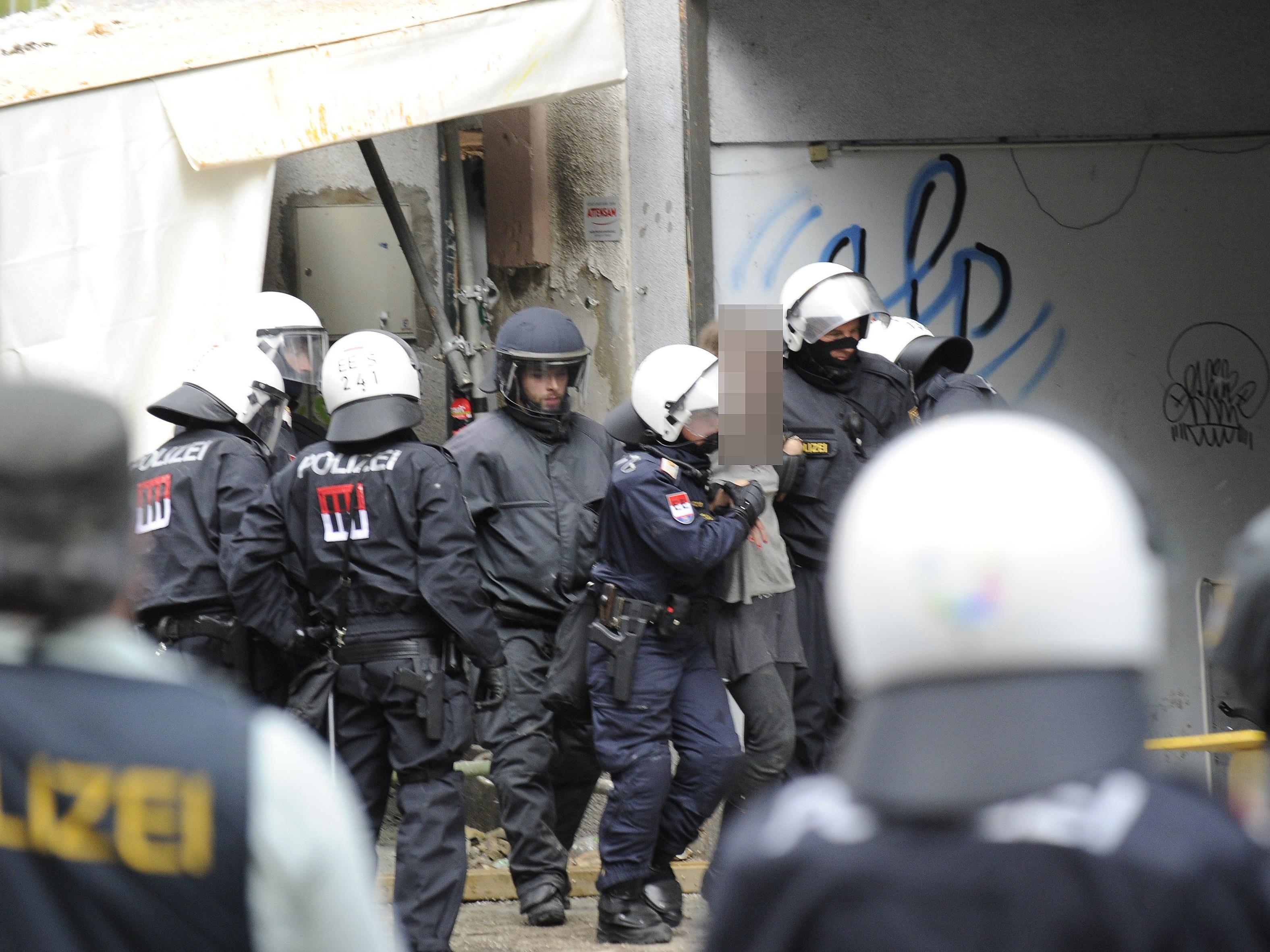 Polizeieinsatz beendet: 19 Personen wurden aus dem Inneren der "Pizzaria Anarchia" abgeführt.
