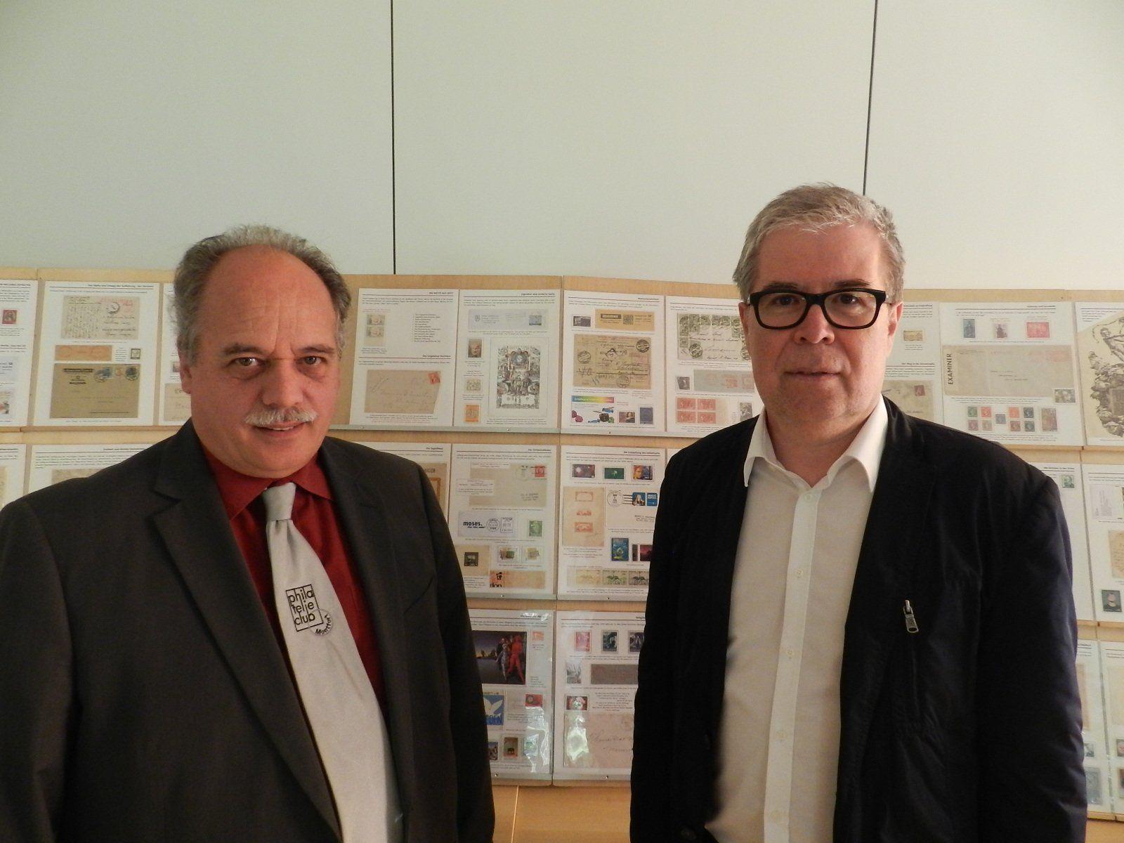 V.l.n.r.: Franz Zehenter, Obmann des Philatelieclubs Montfort und Heimleiter Roland Staffler freuen sich auf die Eröffnung der Ausstellung „Briefmakren – Brücken zur Welt“.