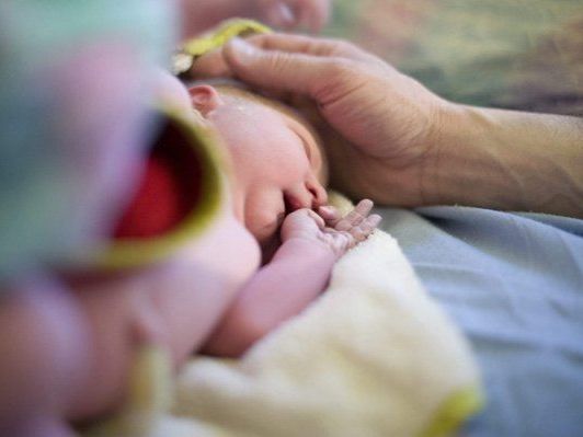 Eine Hebamme ist wegen des Verdachts auf vierfachen versuchten Mord verhaftet worden. Eine Hebamme ist wegen des Verdachts auf vierfachen versuchten Mord verhaftet worden.