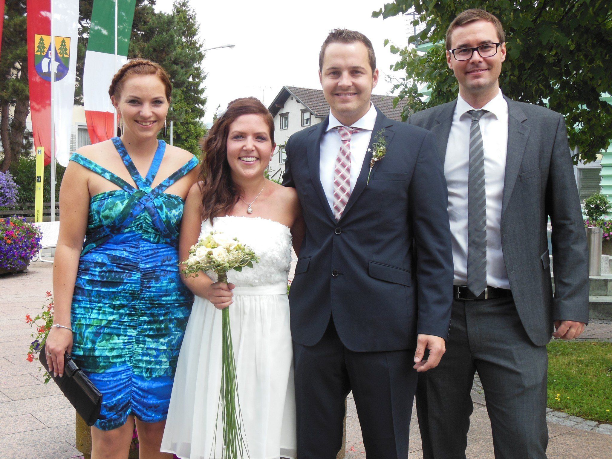 Das glückliche Paar mit den Trauzeugen. Das glückliche Paar mit den Trauzeugen.