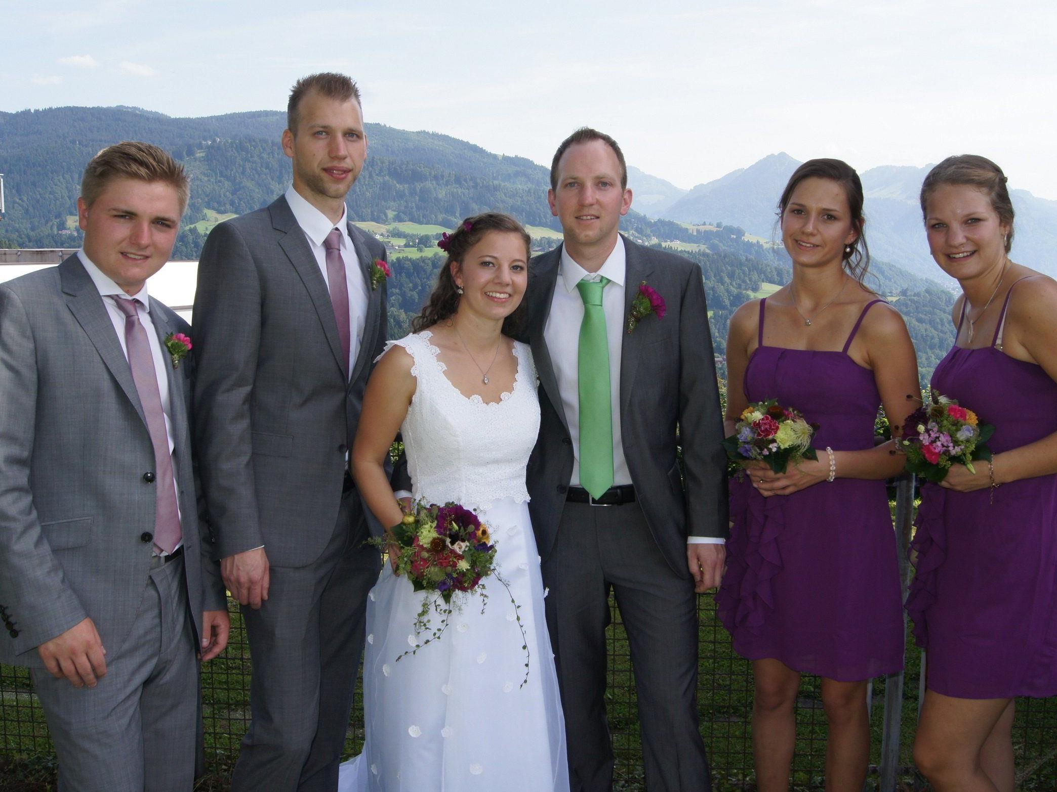 Das Brautpaar mit den Trauzeugen bei der kirchlichen Hochzeit in Bildstein.