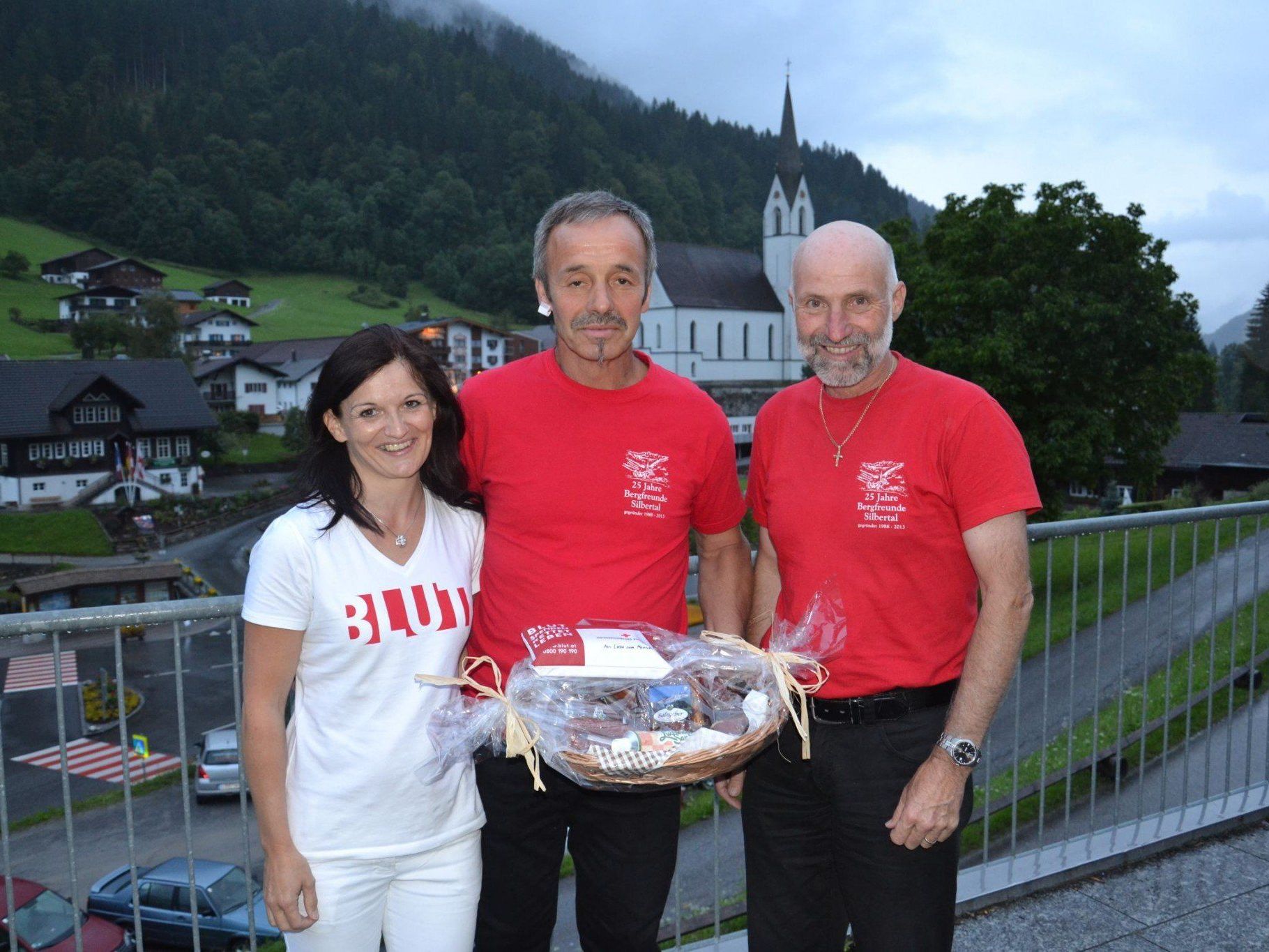 von links: Christine Schwarzhans, Jubilar Hans Netzer, Obmann Walter Zudrell von links: Christine Schwarzhans, Jubilar Hans Netzer, Obmann Walter Zudrell