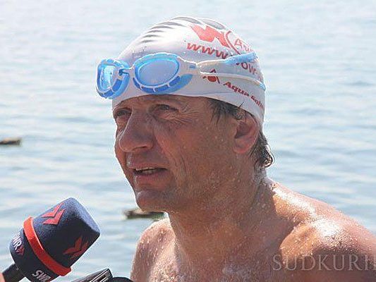 Entertainer Wigald Boning wagt sich auf die 12 Kilometer lange Bodensee-Durchquerung. Entertainer Wigald Boning wagt sich auf die 12 Kilometer lange Bodensee-Durchquerung.