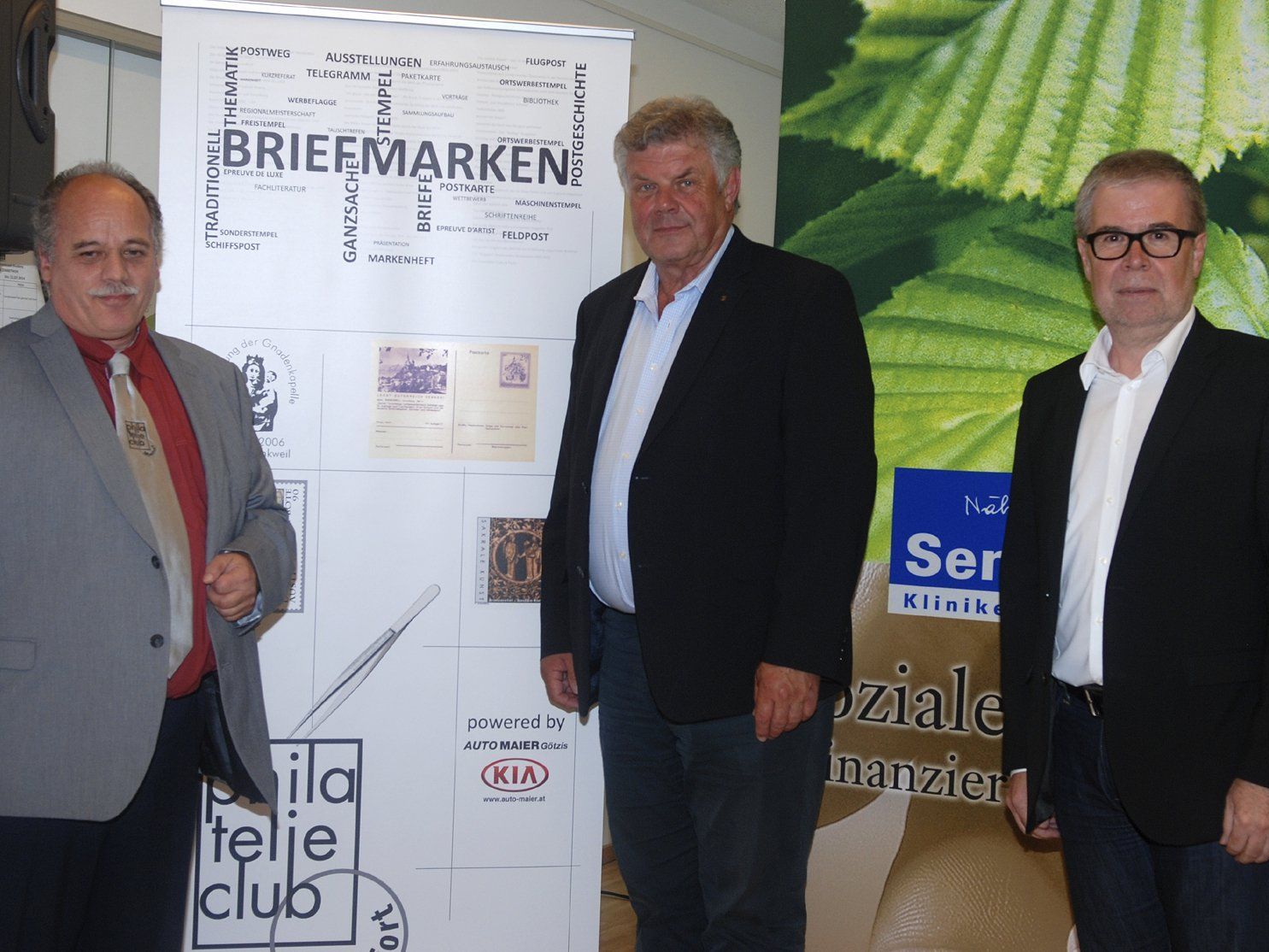 V.l.n.r.: Franz Zehenter, Obmann des Philatelieclubs Montfort, Bürgermeister Mandi Katzenmayer und Roland Staffler, Leiter des SeneCura Sozialzentrums Bludenz, freuen sich über das rege Interesse an der Ausstellung „Brücken zur Welt“.