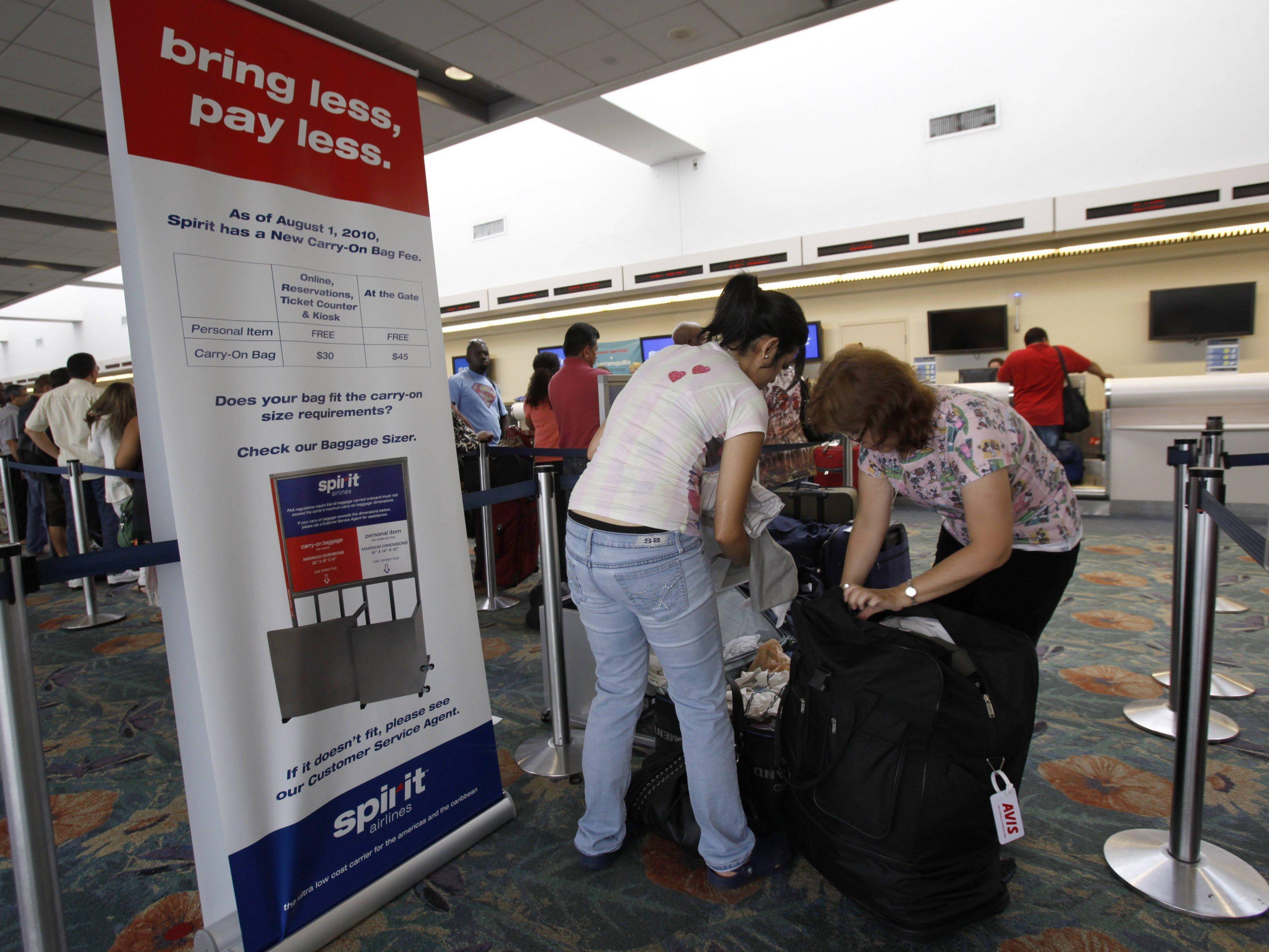 Handgepäcks-Kontrolle auf dem Flughafen Fort Lauderdale. Handgepäcks-Kontrolle auf dem Flughafen Fort Lauderdale.