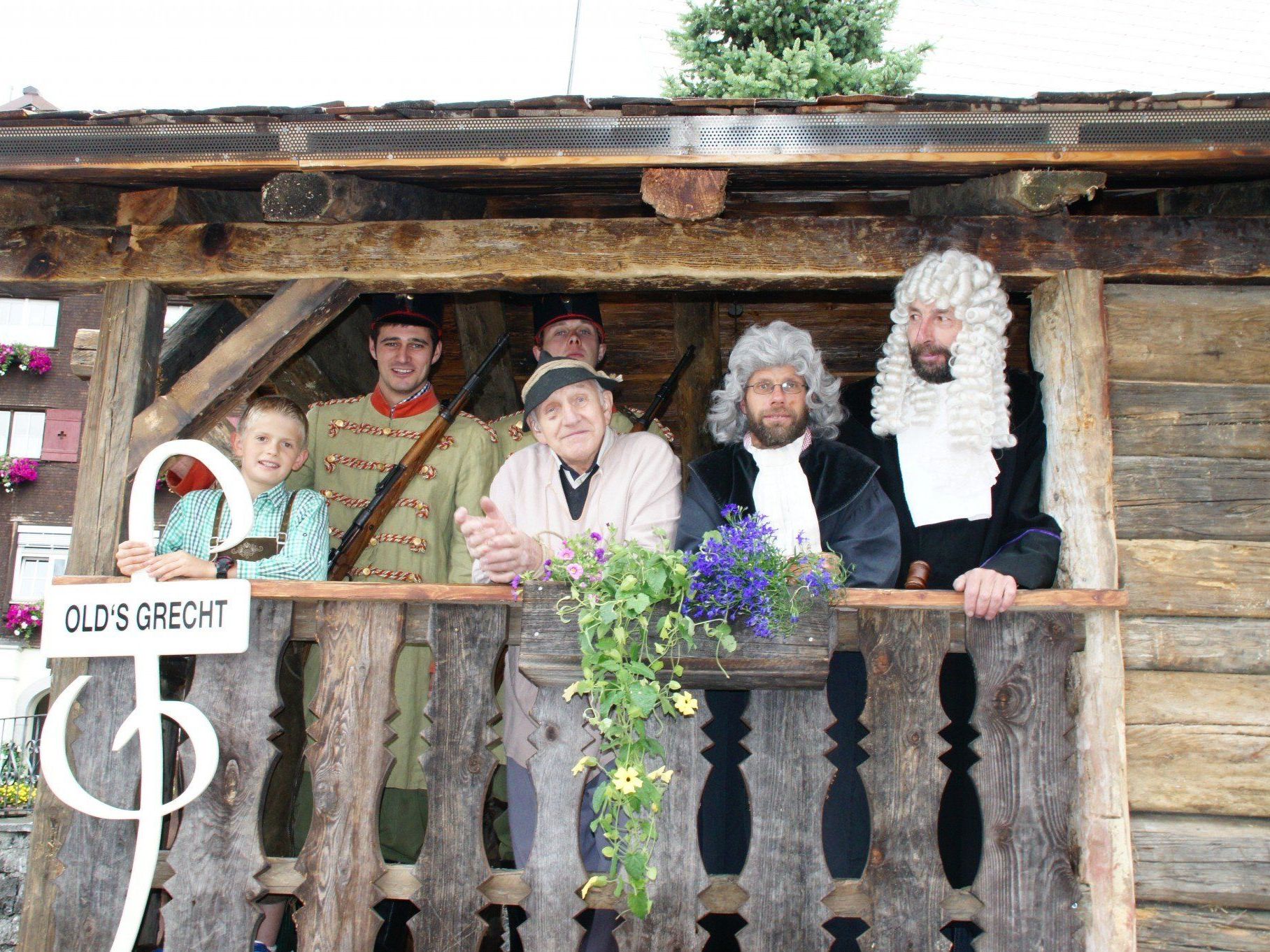 Der Wagen mit dem Motto „Old’s Grecht“ war mit Soldaten, Richtern und Gefangenen besetzt. Der Wagen mit dem Motto „Old’s Grecht“ war mit Soldaten, Richtern und Gefangenen besetzt.