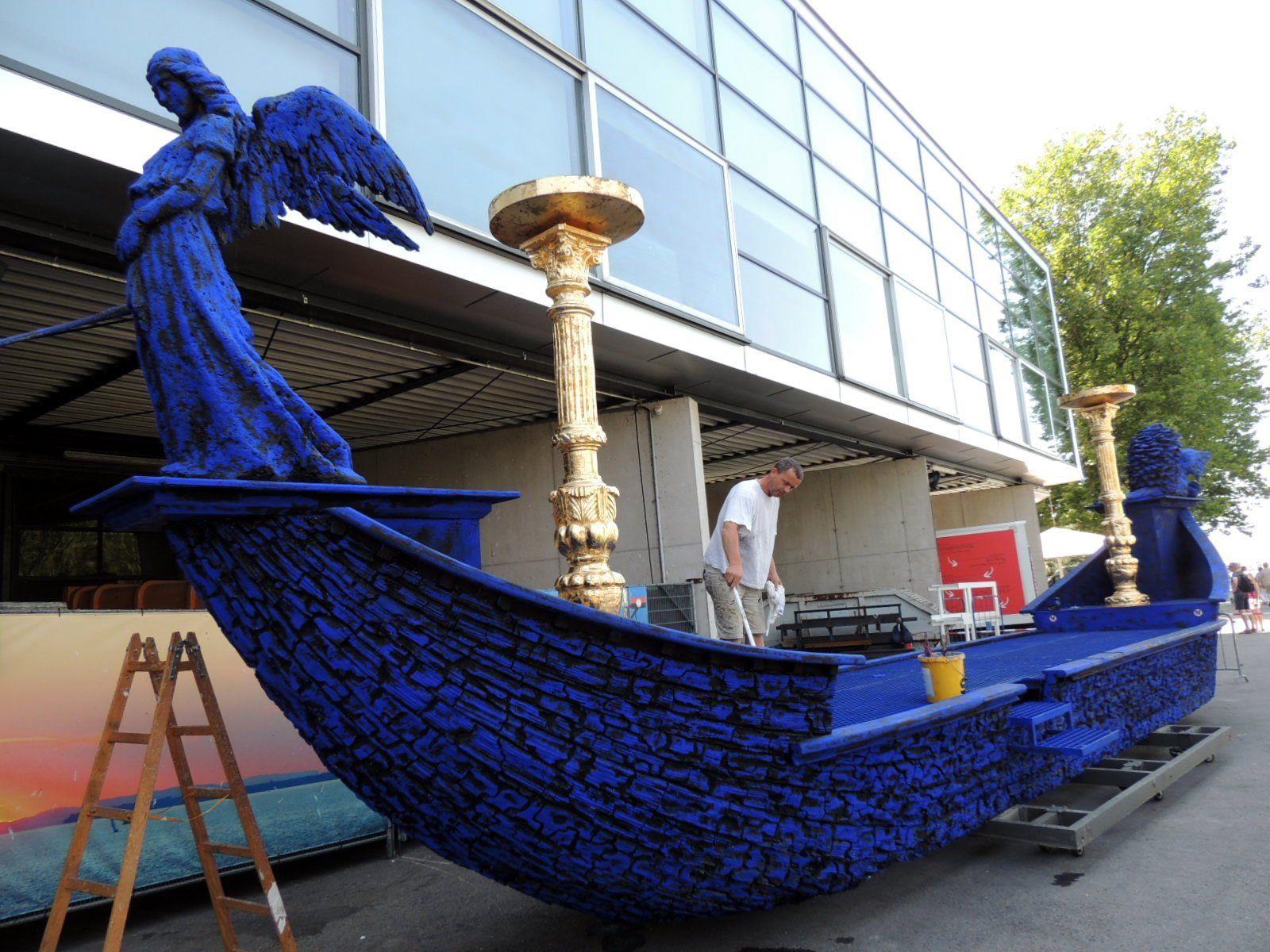 Das Boot der Königin der Nacht erhielt eine auffallende Blaufärbung