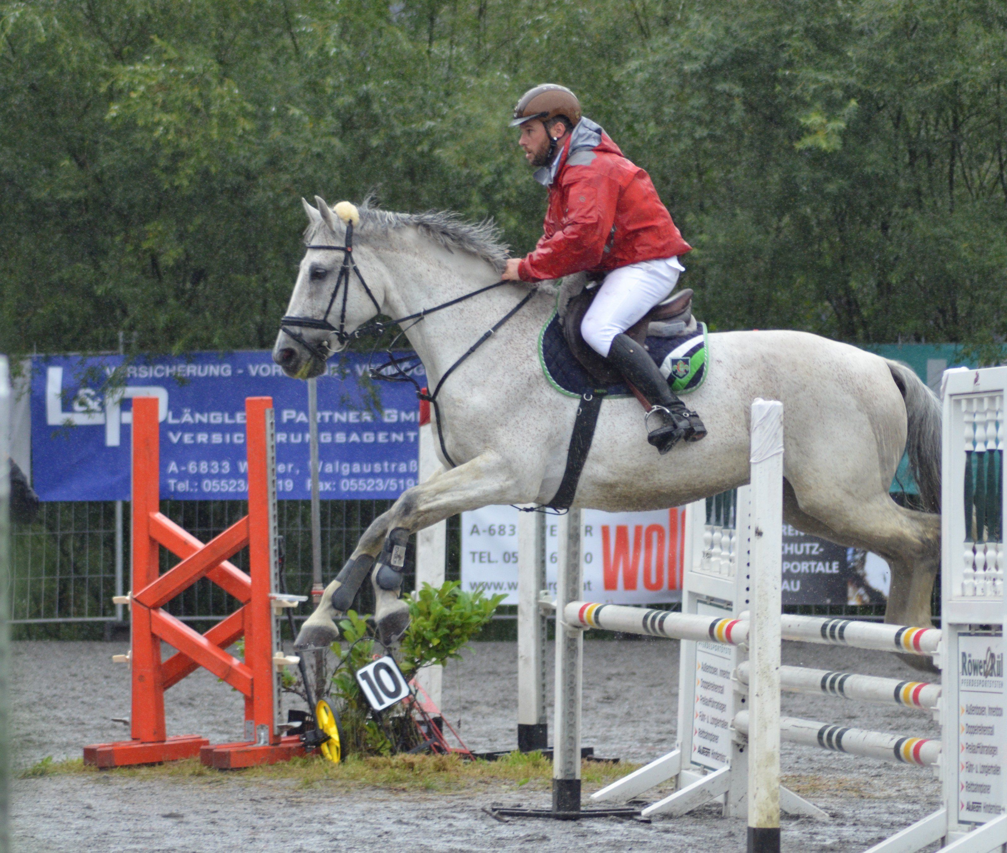 Trotz widriger Witterungsverhältnisse gab es in Klaus tollen Springsport zu sehen. Trotz widriger Witterungsverhältnisse gab es in Klaus tollen Springsport zu sehen.