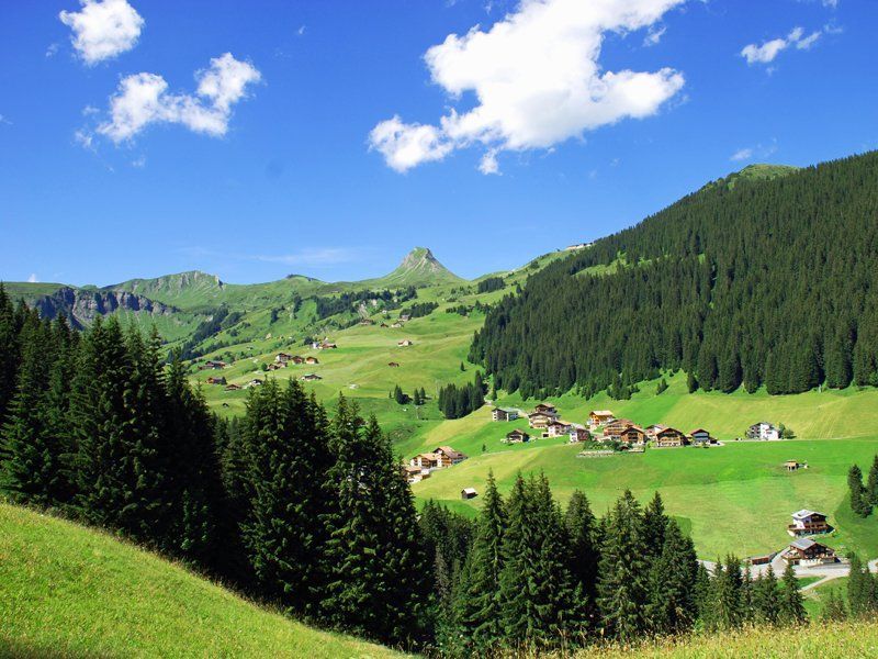 Damuels-Blick-Richtung-Uga-mit-der-Damuelser-Mittagspitze-im-Hintergrund