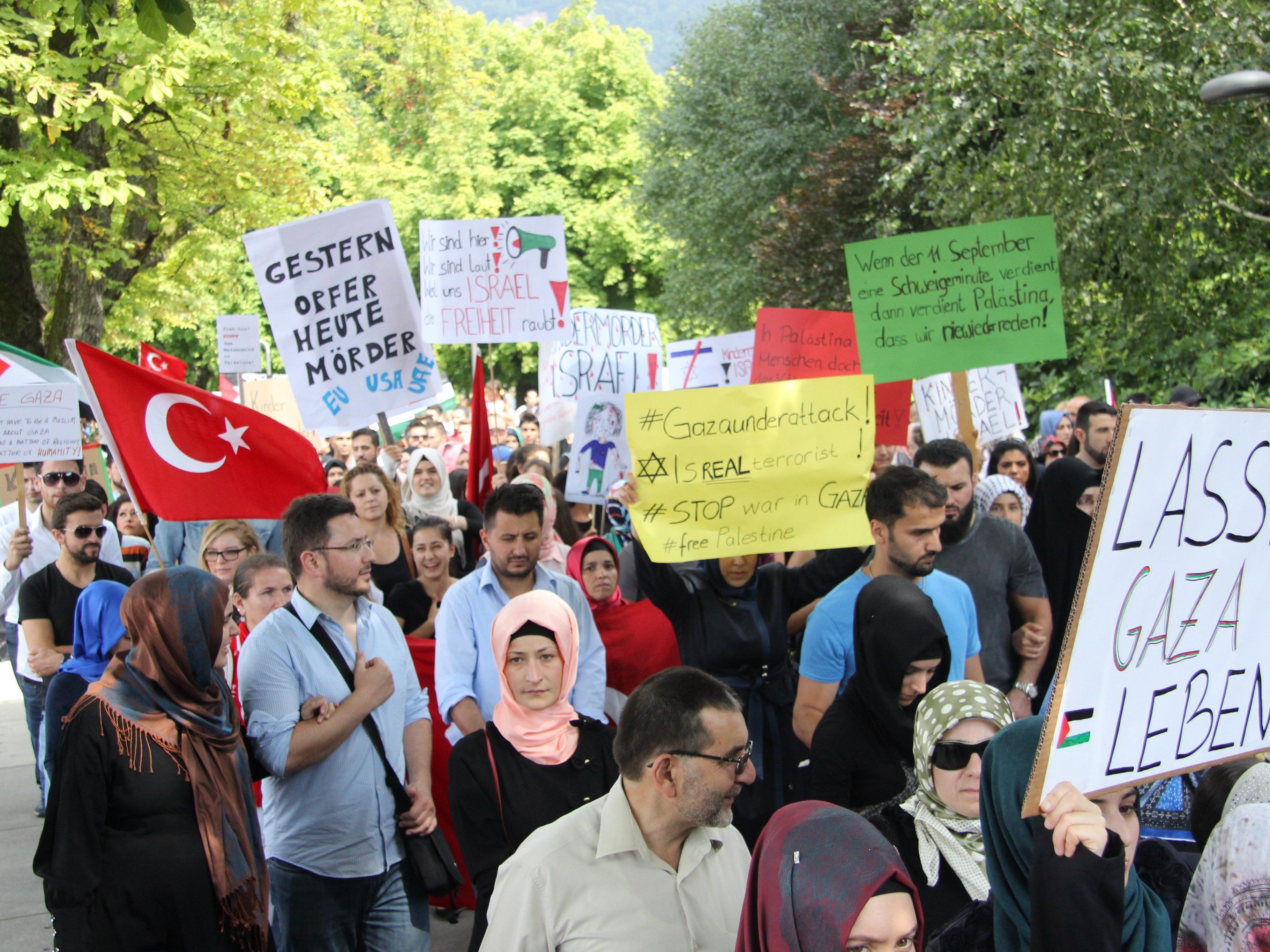Die pro-palästinensischen Demonstranten bei der Kundgebung in Bregenz.