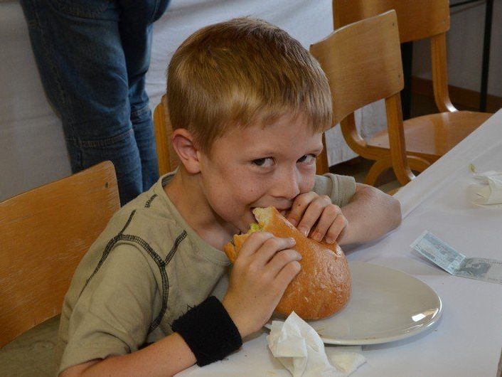 Auch Lukas lies sich "Gyros im Fladenbrot" schmecken. Auch Lukas lies sich "Gyros im Fladenbrot" schmecken.