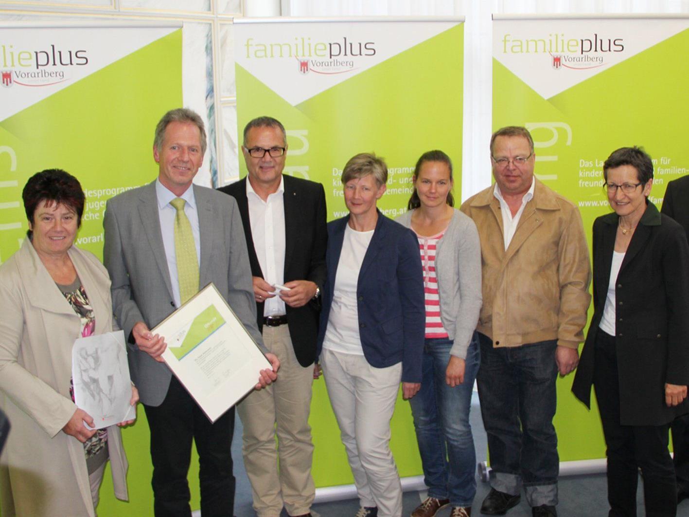 LR Greti Schmid (r.) gartulierte der Hohenemser Delegation zur familieplus-Zertifizierung.