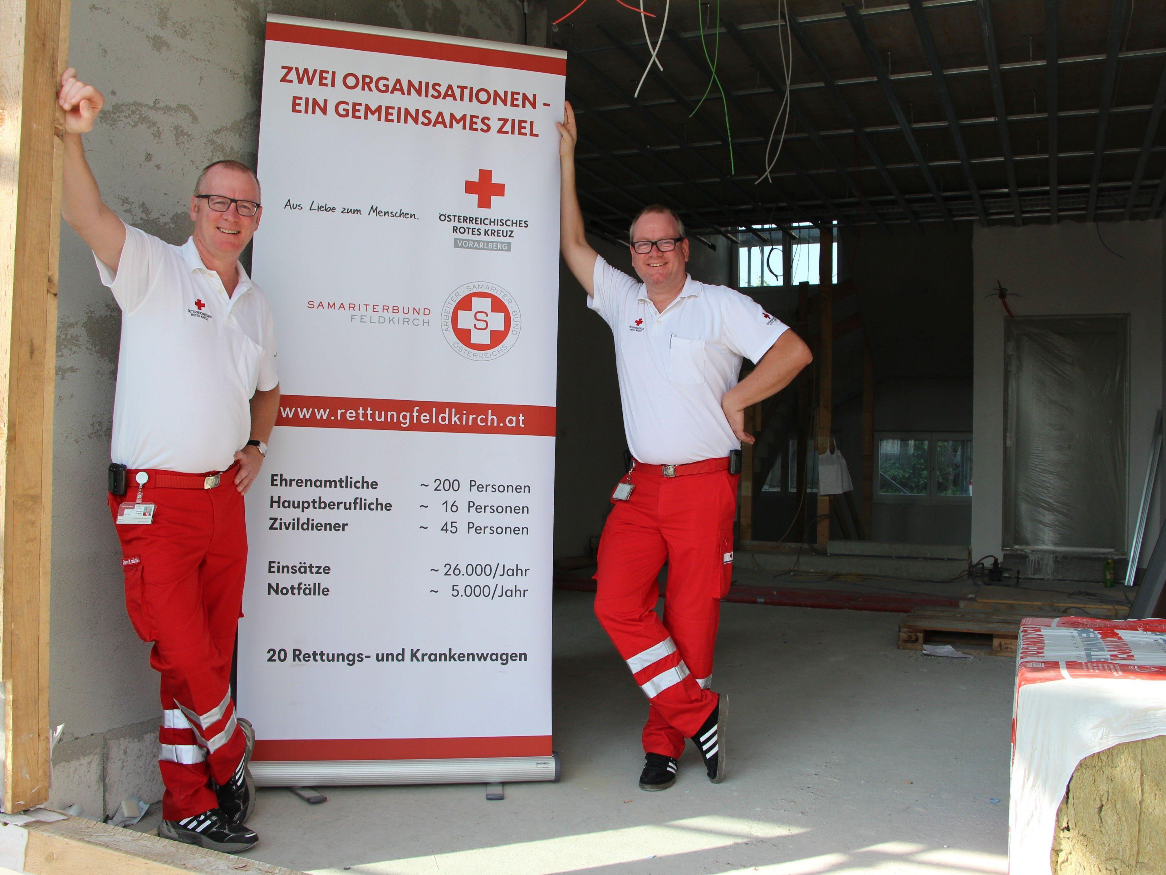 Kommandant Gerhard Kräutler und Dienststellenleiter Paul Kräutler (von links) im Eingangsbereich der neuen Rettungszentrale Feldkirch.