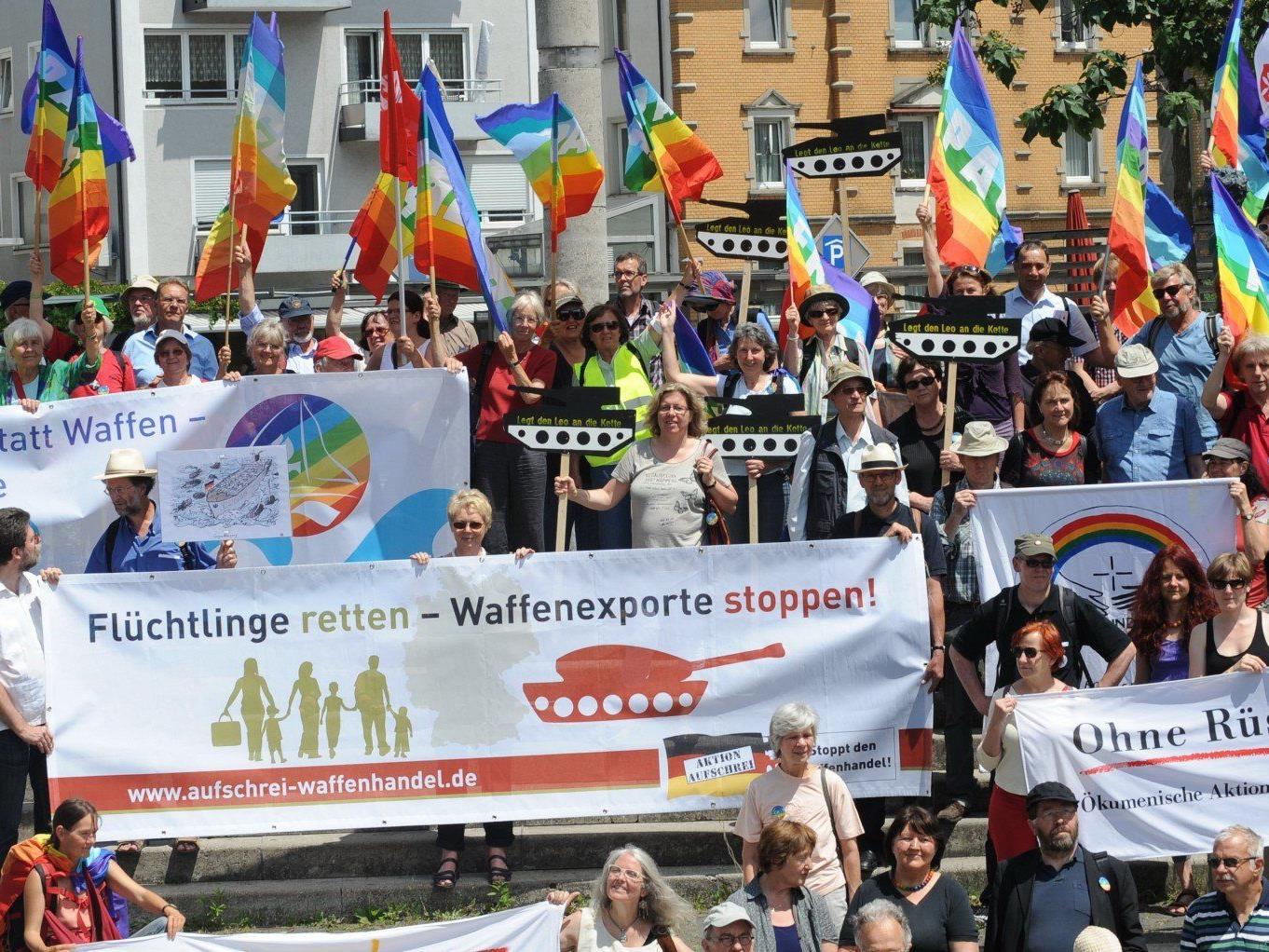 Der Demonstrationszug "Frieden schaffen statt Waffen" beim Stationsgottesdienst auf dem Friedrichshafener Franziskusplatz.