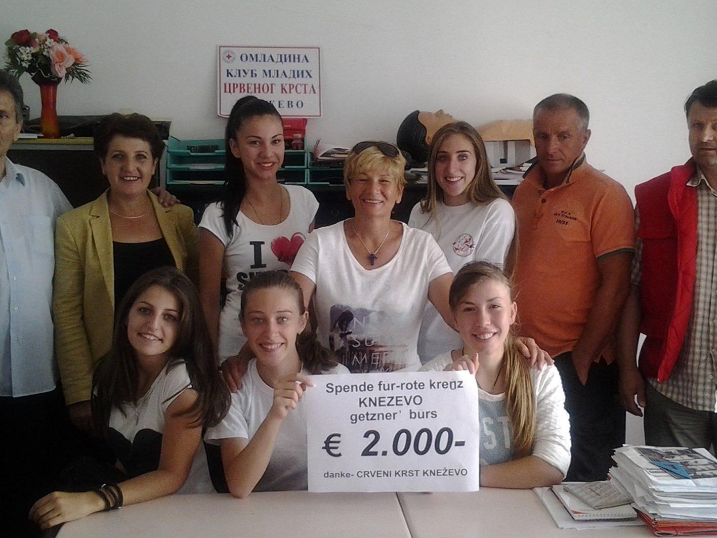 Getzner-Mitarbeiterin Slavica Markovic überreicht Rot-Kreuz-Verantwortlichen im bosnischen Kneževo eine Spende für Hochwasseropfer.