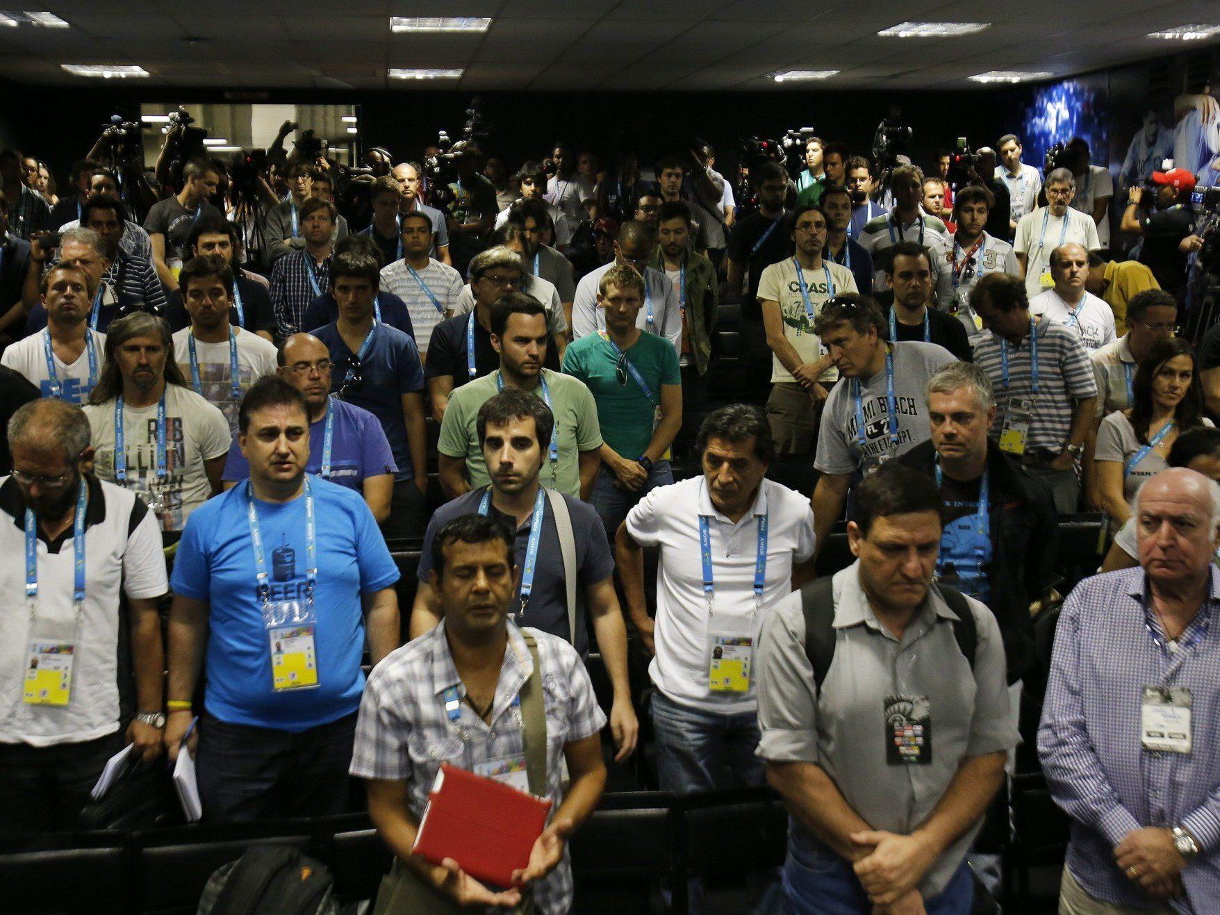 Argentinische Journalisten trauern beim Pressetermin mit der Fußball-Nationalmannschaft um ihre Kollegin.