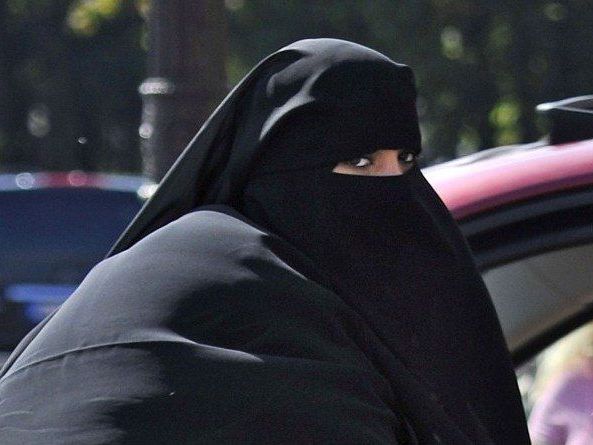 Das Menschenrechts-Gericht bestätigte nun das Burka-Gesetz in Frankreich. Das Menschenrechts-Gericht bestätigte nun das Burka-Gesetz in Frankreich.