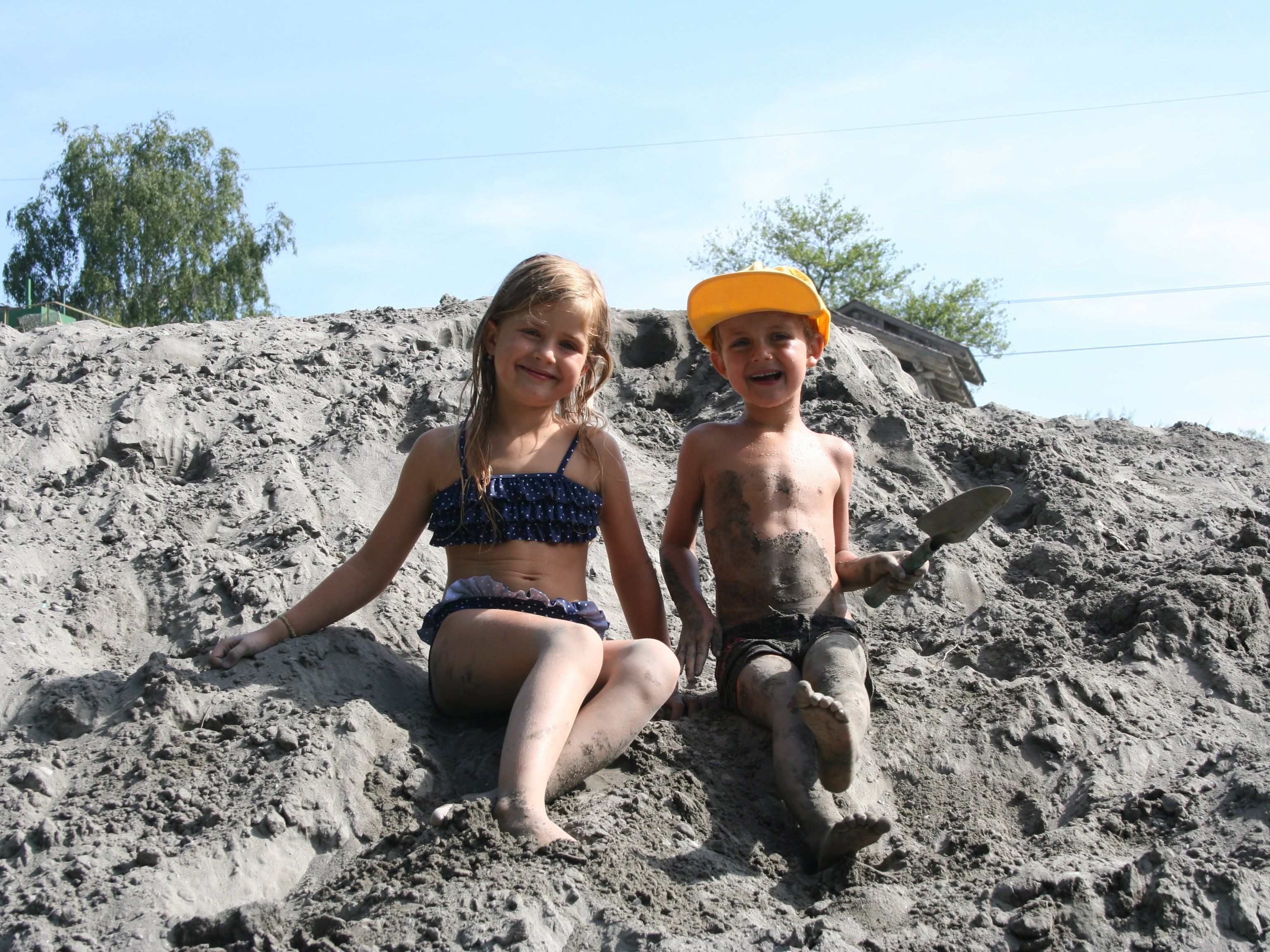 Viel Spaß in Altachs Kies Kopf haben auch Arwen und Vincent. Viel Spaß in Altachs Kies Kopf haben auch Arwen und Vincent.