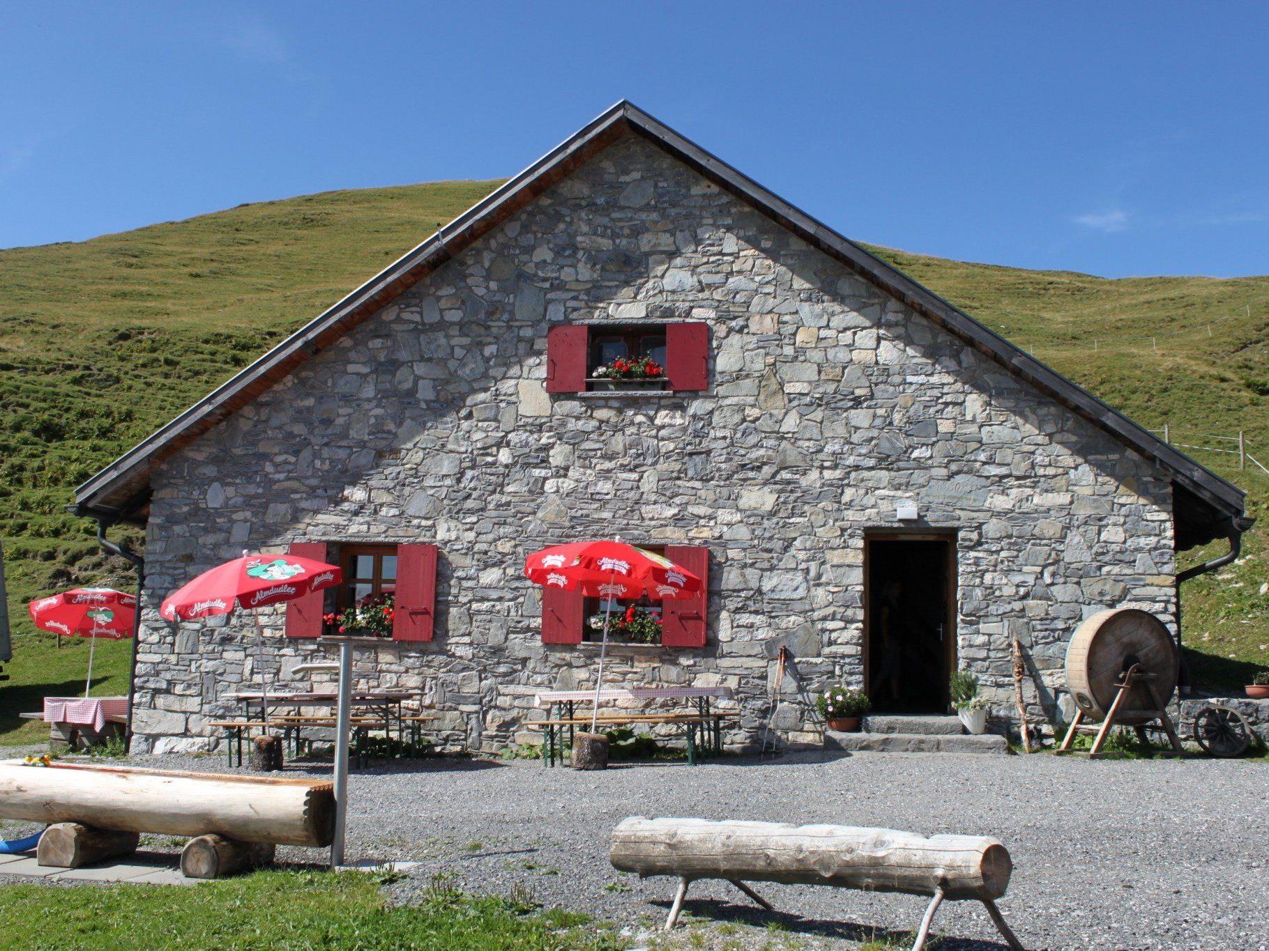 Im Bild: Alphütte Hohe Kugel. Hier findet die Alpmesse am 20. Juli um 11 Uhr statt.   Auf der Alpe Maiensäß findet die Alpmesse am 17. August um 11.30 Uhr statt.