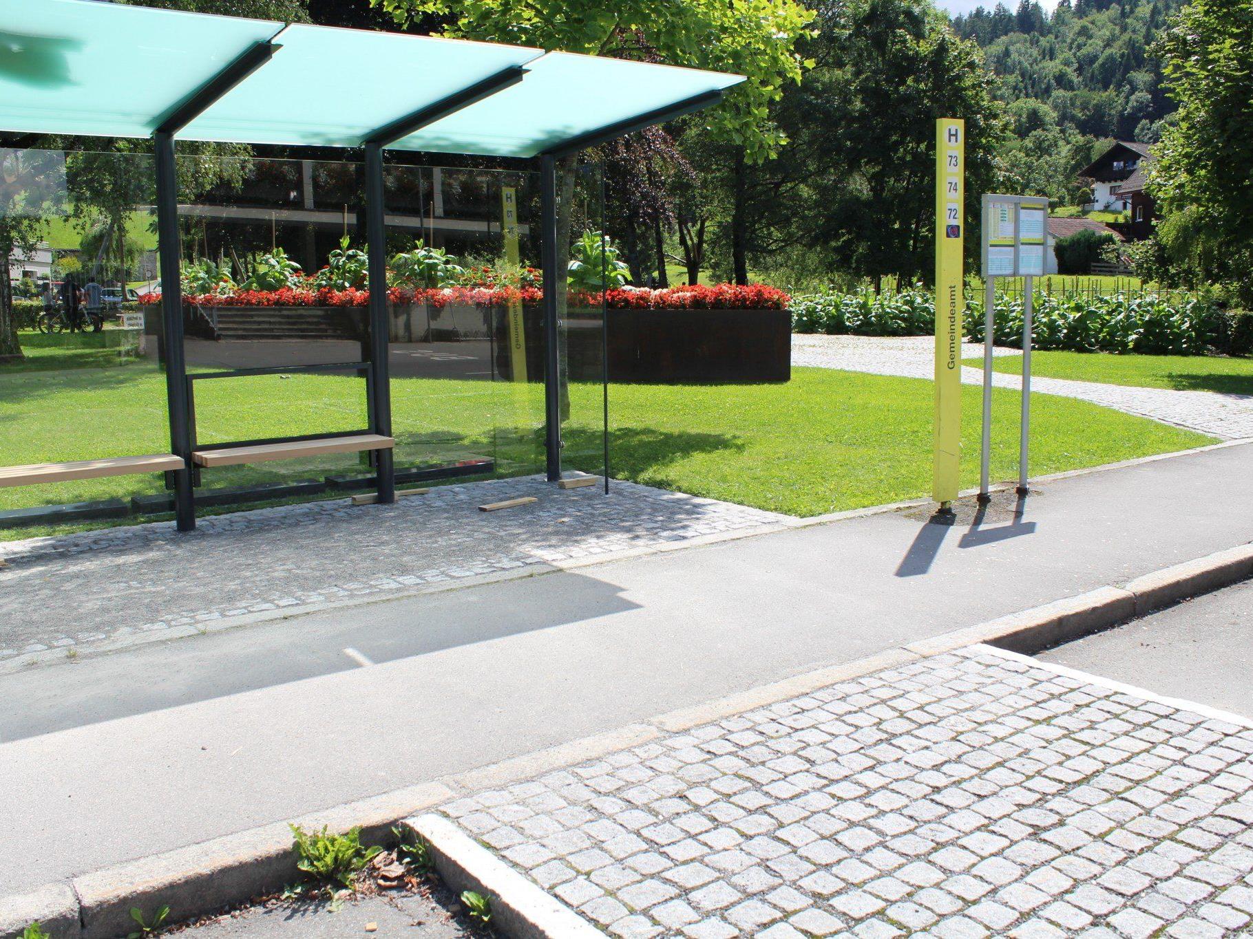 Neues Buswartehäuschen am Gemeindepark