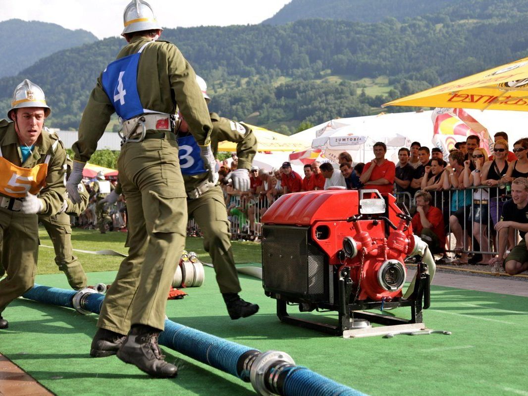 Spannend wird es werden, wenn die Feuerwehren aus dem Bezirk Bludenz um den -Goldenen Verteiler- und die Feldkircher und Dornbirner Wehrmänner um die -Goldene Pumpe- kämpfen Spannend wird es werden, wenn die Feuerwehren aus dem Bezirk Bludenz um den -Goldenen Verteiler- und die Feldkircher und Dornbirner Wehrmänner um die -Goldene Pumpe- kämpfen