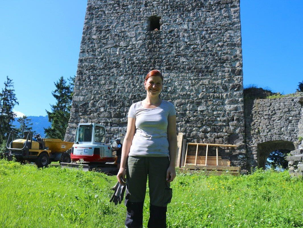 Tamara Senfter leitet das Archäologinnen Team der TALPA GnbR. Im Auftrag des  Bundesdenkmalamt finden umfangreiche Grabungen im Burginnern statt.