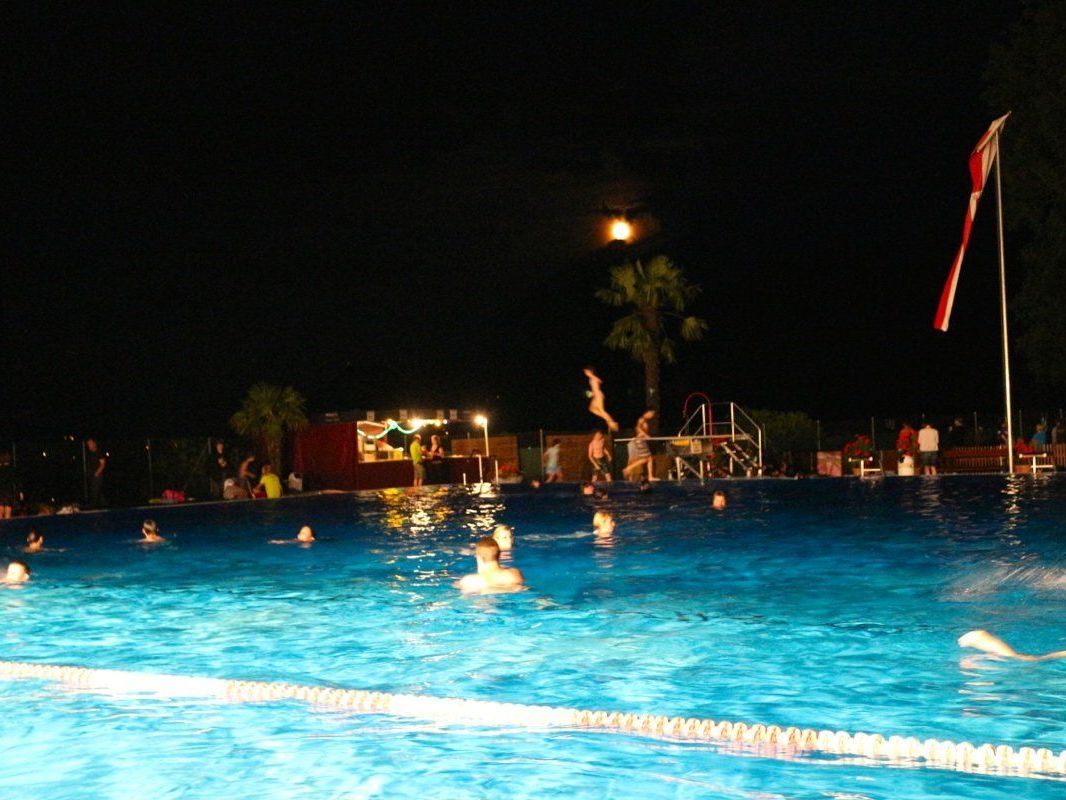 Nur das älteste Schwimmbad des Landes in der Felsenau bietet dieses besondere Vollmondschwimmen an Nur das älteste Schwimmbad des Landes in der Felsenau bietet dieses besondere Vollmondschwimmen an