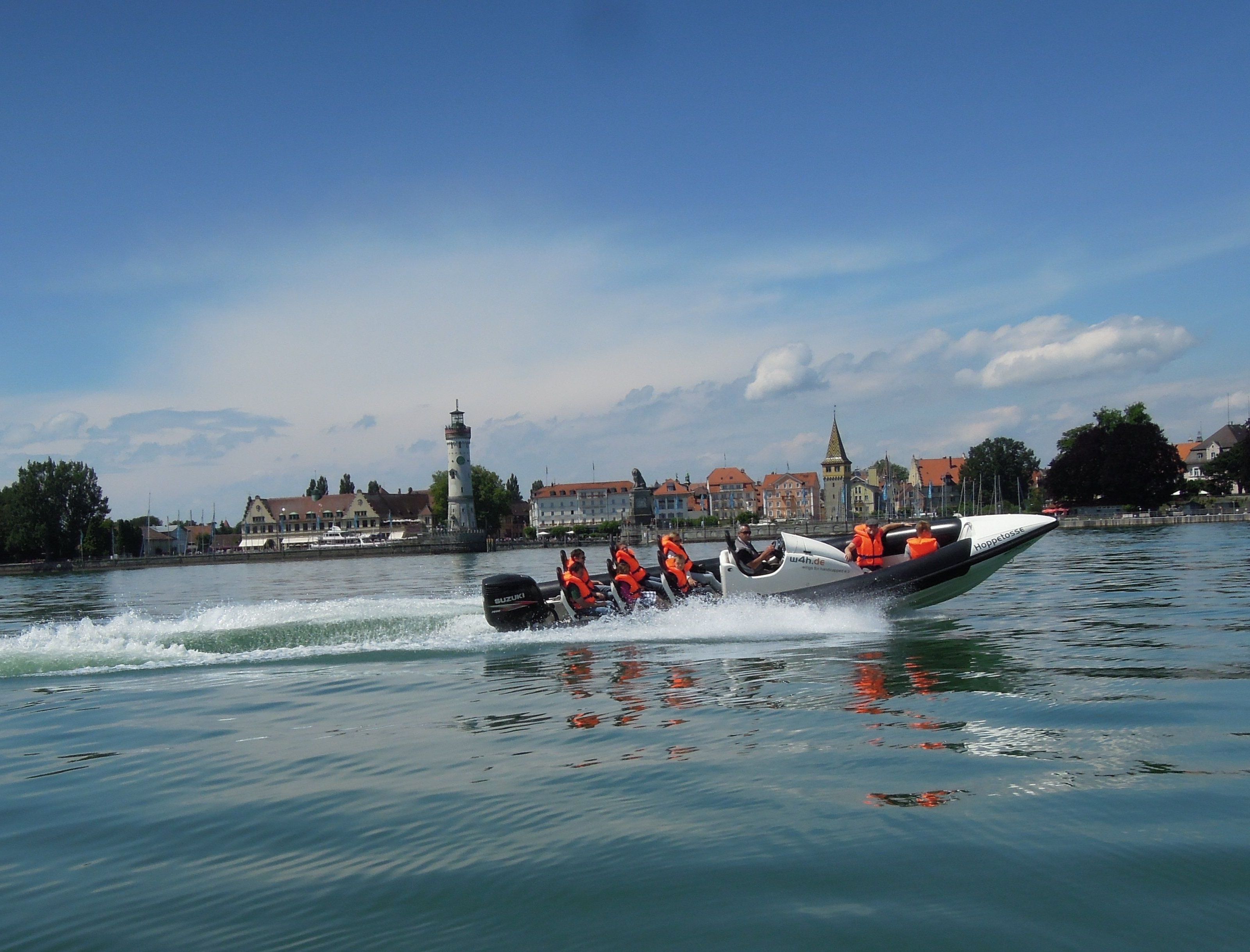 Die rasante Fahrt mit der „Hoppetosse“ über den Bodensee soll für behinderte Menschen zu einem Riesenspaß werden. Die rasante Fahrt mit der „Hoppetosse“ über den Bodensee soll für behinderte Menschen zu einem Riesenspaß werden.
