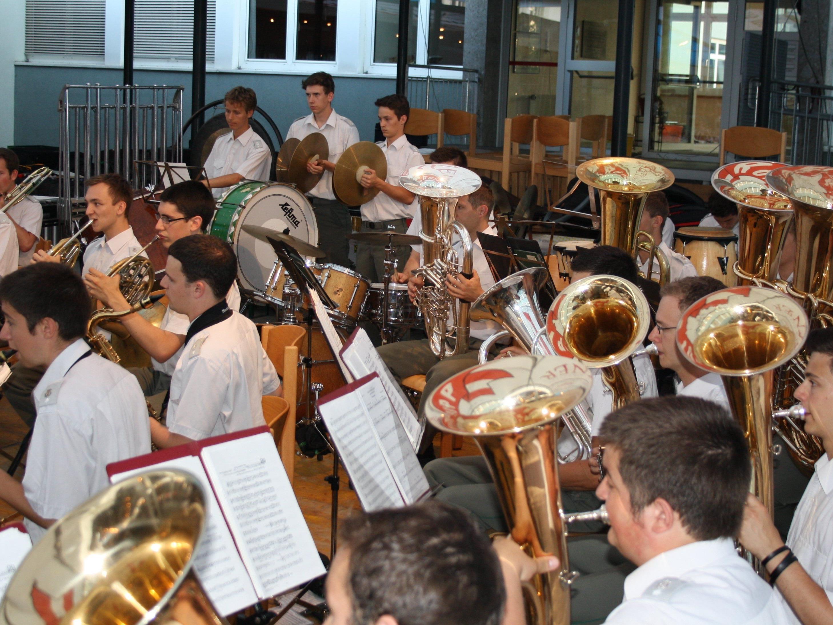 Blasmusik vom Feinsten mit der Militärmusikkapelle Vorarlberg beim Sommerkonzert 2014 im Lochauer Schulhof.