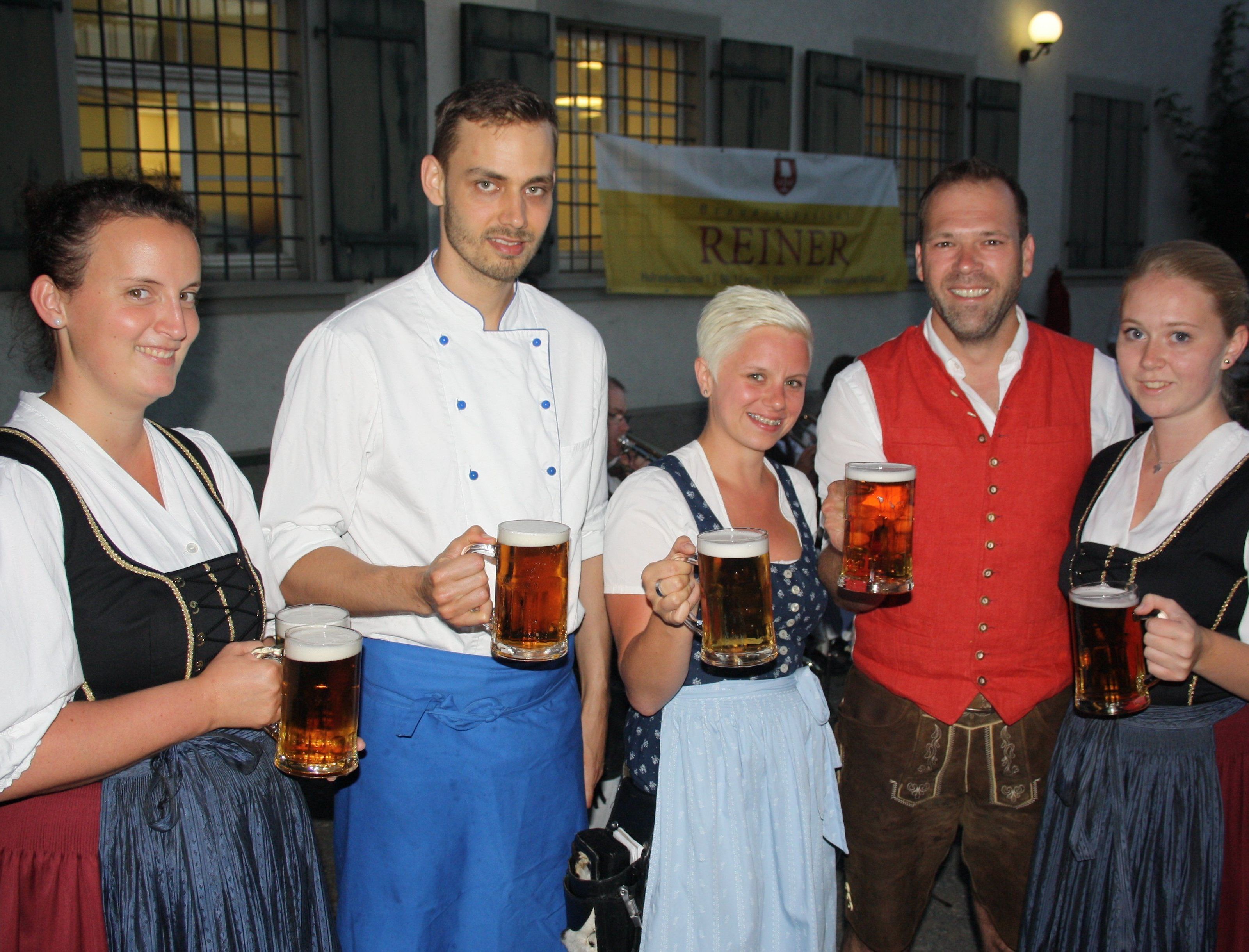 Gemeinsam konnten sich das „Reiner“-Team und der Musikverein Lochau über einen höchst erfolgreichen Dämmerschoppen freuen. Gemeinsam konnten sich das „Reiner“-Team und der Musikverein Lochau über einen höchst erfolgreichen Dämmerschoppen freuen.