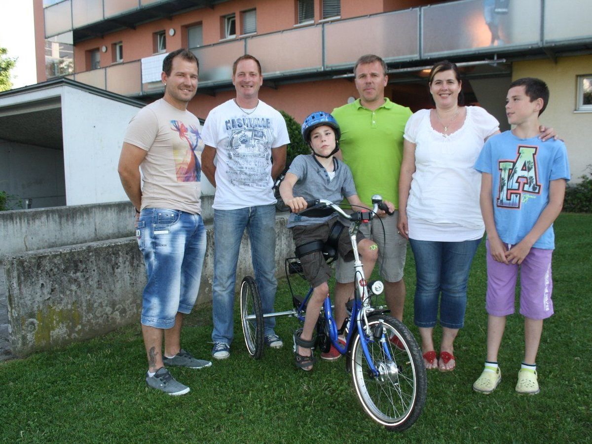 Mit Dankbarkeit und Freude präsentierten Sebastian und seine Familie den Turnierorganisatoren Arno Petermann und Markus Baumgärtner dieses tolle Geschenk. Mit Dankbarkeit und Freude präsentierten Sebastian und seine Familie den Turnierorganisatoren Arno Petermann und Markus Baumgärtner dieses tolle Geschenk.