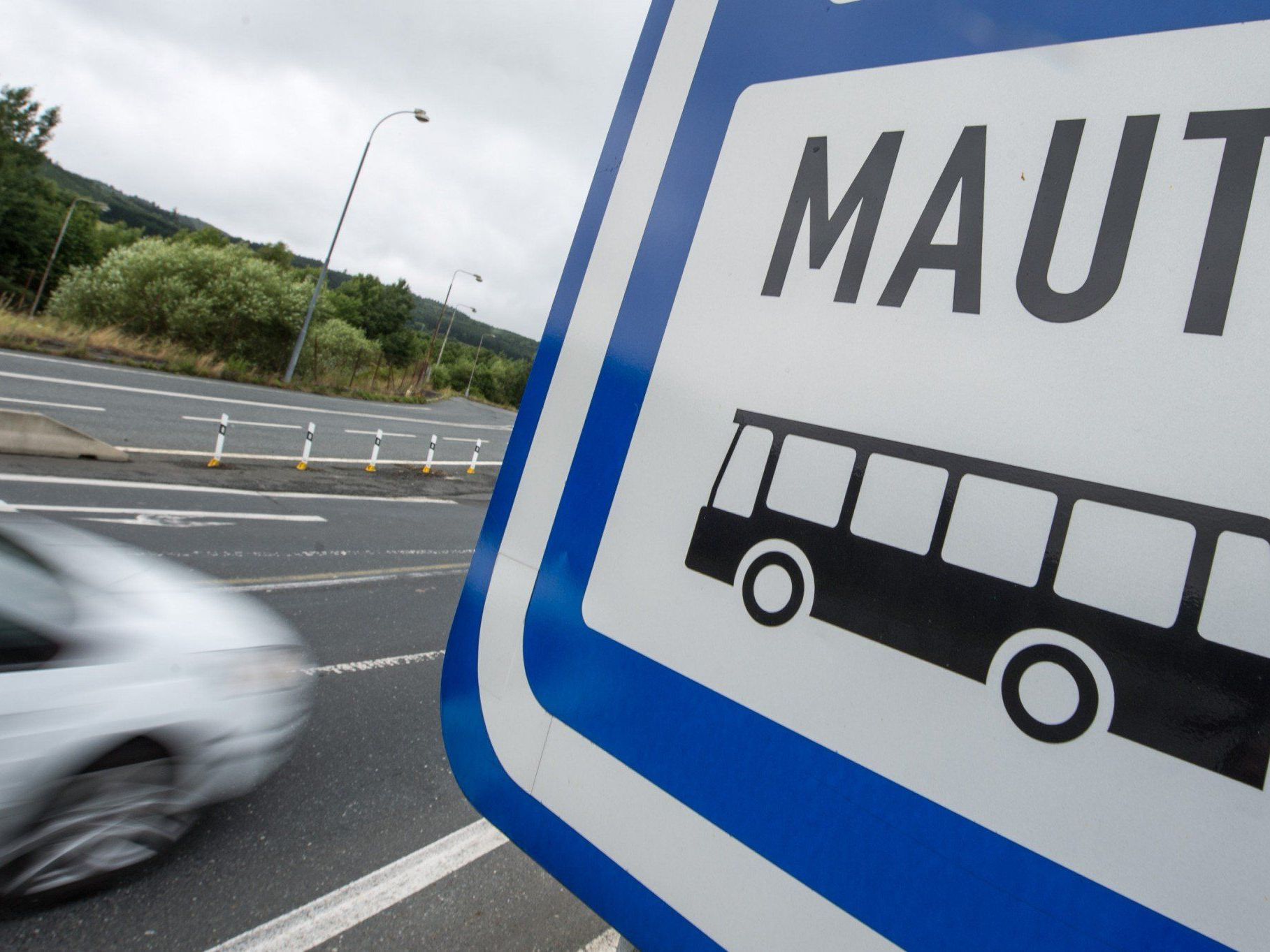 Deutsche Pkw-Maut: Dobrindt soll Bures am Dienstagnachmittag in Wien treffen. Deutsche Pkw-Maut: Dobrindt soll Bures am Dienstagnachmittag in Wien treffen.